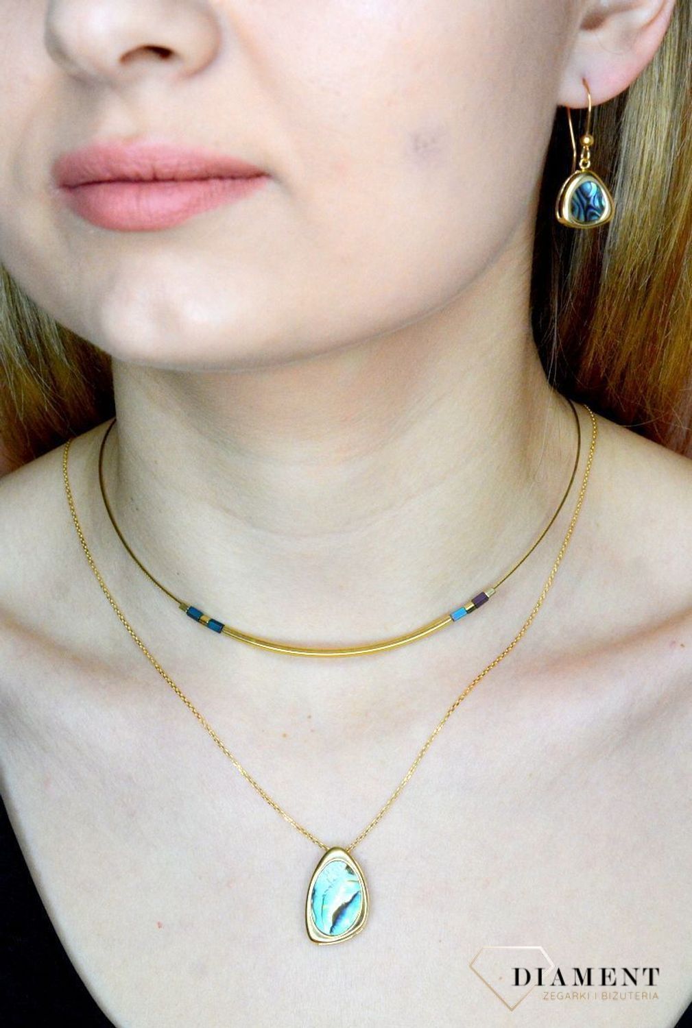 Srebrny naszyjnik damski z hematytem pokryty złotem 0758245200. Naszyjnik składa się z żyłki, prostej blaszki oraz kamienia naturalnego hematyt. Naszyjnik wykonany z najwyższej próby srebra 925 pokryty złotem. Naszyjnik świetny na .jpg