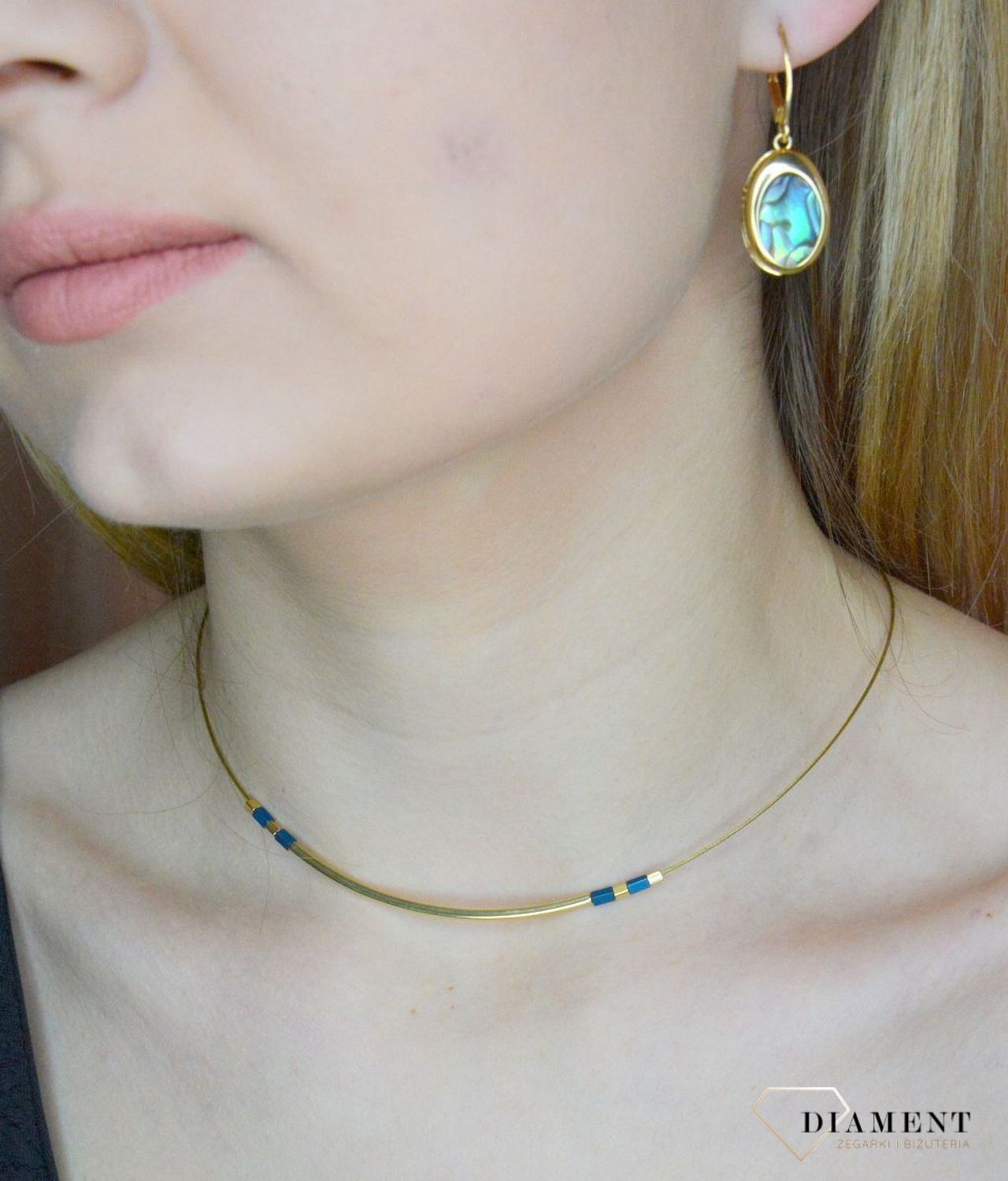 Srebrny naszyjnik damski z hematytem pokryty złotem 0758645200. Naszyjnik składa się z żyłki, prostej blaszki oraz kamienia naturalnego hematyt. Naszyjnik wykonany z najwyższej próby srebra 925 pokryty złotem. Naszyjnik świetny na .jpg