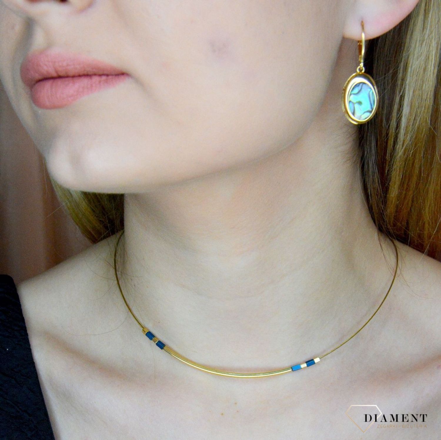 Srebrny naszyjnik damski z hematytem pokryty złotem 0758645200. Naszyjnik składa się z żyłki, prostej blaszki oraz kamienia naturalnego hematyt. Naszyjnik wykonany z najwyższej próby srebra 925 pokryty złotem. Naszyjnik świetny na .jpg