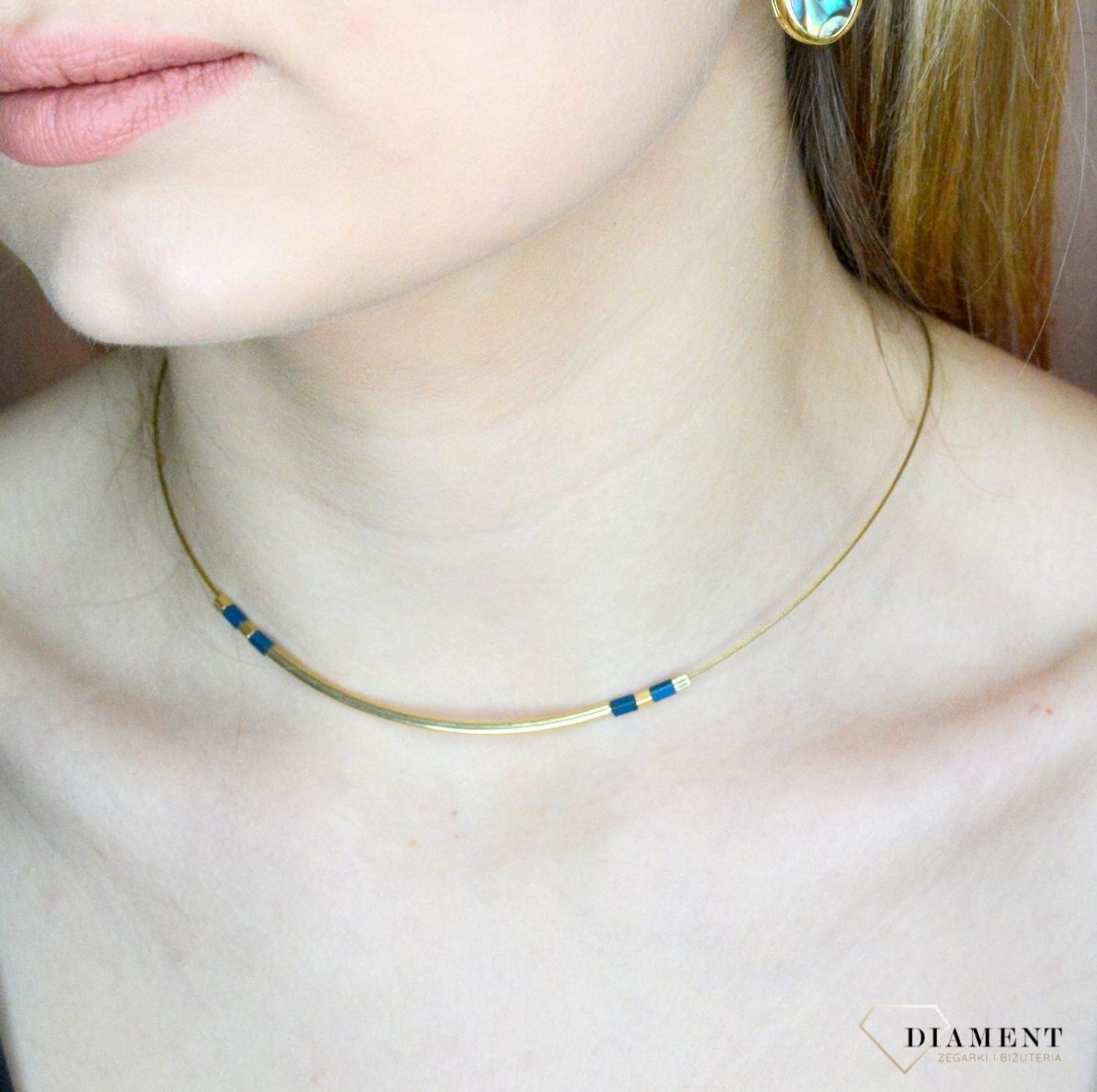 Srebrny naszyjnik damski z hematytem pokryty złotem 0758645200. Naszyjnik składa się z żyłki, prostej blaszki oraz kamienia naturalnego hematyt. Naszyjnik wykonany z najwyższej próby srebra 925 pokryty złotem. Naszyjnik świetny na .jpg