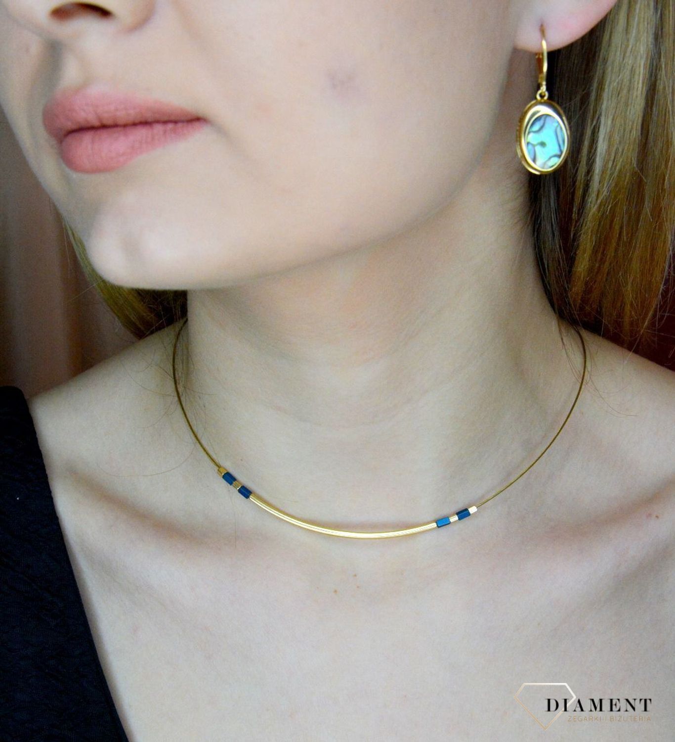 Srebrny naszyjnik damski z hematytem pokryty złotem 0758645200. Naszyjnik składa się z żyłki, prostej blaszki oraz kamienia naturalnego hematyt. Naszyjnik wykonany z najwyższej próby srebra 925 pokryty złotem. Naszyjnik świetny na .jpg