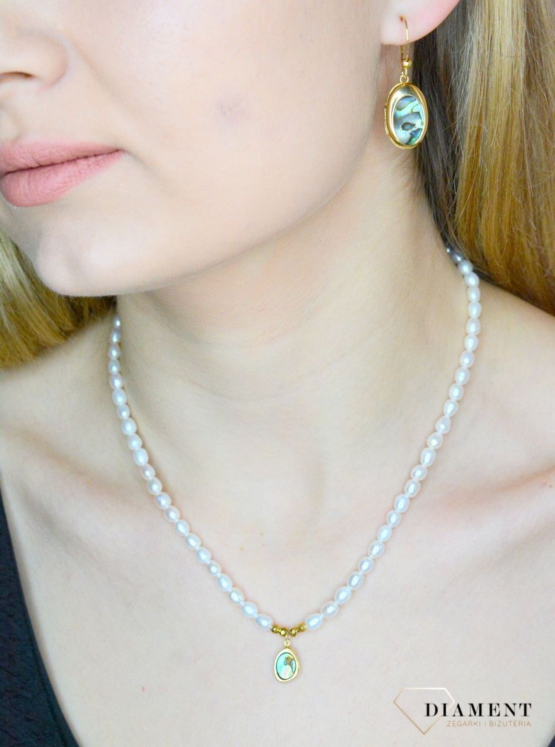 Srebrny naszyjnik damski perełki z muszlą w złotej oprawie 0758655700. Naszyjnik złożony z pereł oraz pokryty 24-karatowym złotem z muszlą naturalną  w organicznej ramce. Naszyjnik wykonany z najwyższej próby srebra 925.  (2).jpg