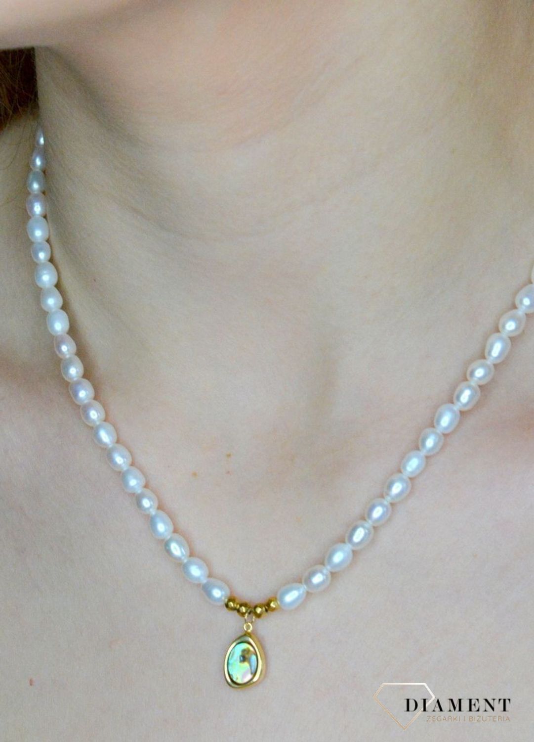 Srebrny naszyjnik damski perełki z muszlą w złotej oprawie 0758655700. Naszyjnik złożony z pereł oraz pokryty 24-karatowym złotem z muszlą naturalną  w organicznej ramce. Naszyjnik wykonany z najwyższej próby srebra 925.  (2).jpg