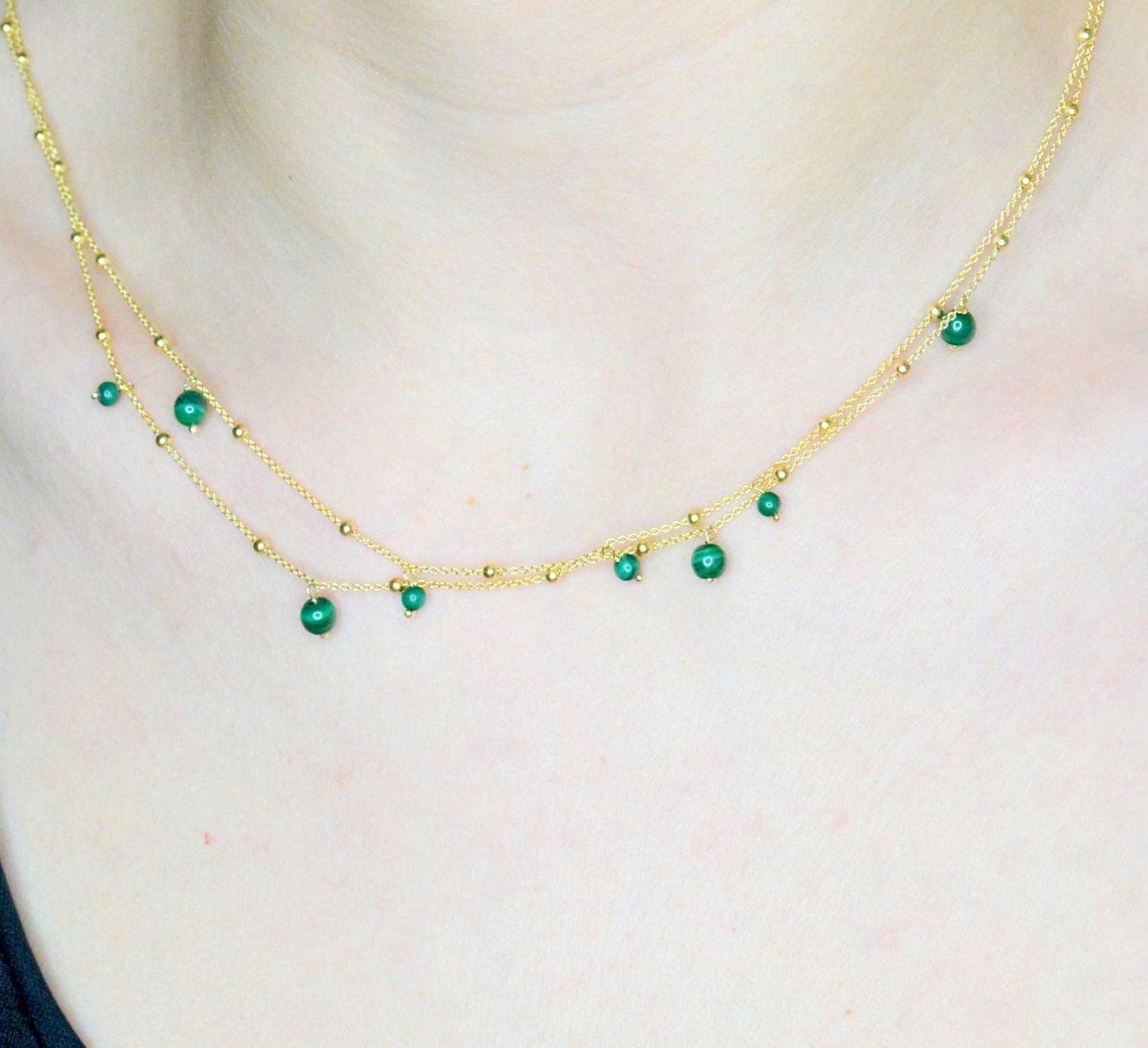 Srebrny naszyjnik z kamieniem naturalnym malachit pokryty złotem 0758741900.  Naszyjnik został wykonany z najwyższej jakości srebra próby 925 pokryty złotem.  Naszyjnik składa się z łańcuszka o klasycznym splocie ankier oraz kamien.jpg