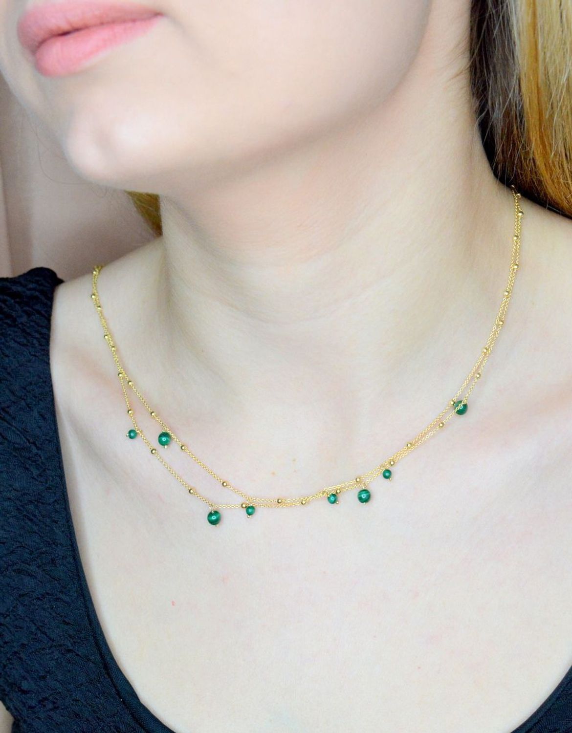 Srebrny naszyjnik z kamieniem naturalnym malachit pokryty złotem 0758741900.  Naszyjnik został wykonany z najwyższej jakości srebra próby 925 pokryty złotem.  Naszyjnik składa się z łańcuszka o klasycznym splocie ankier oraz kamien.jpg