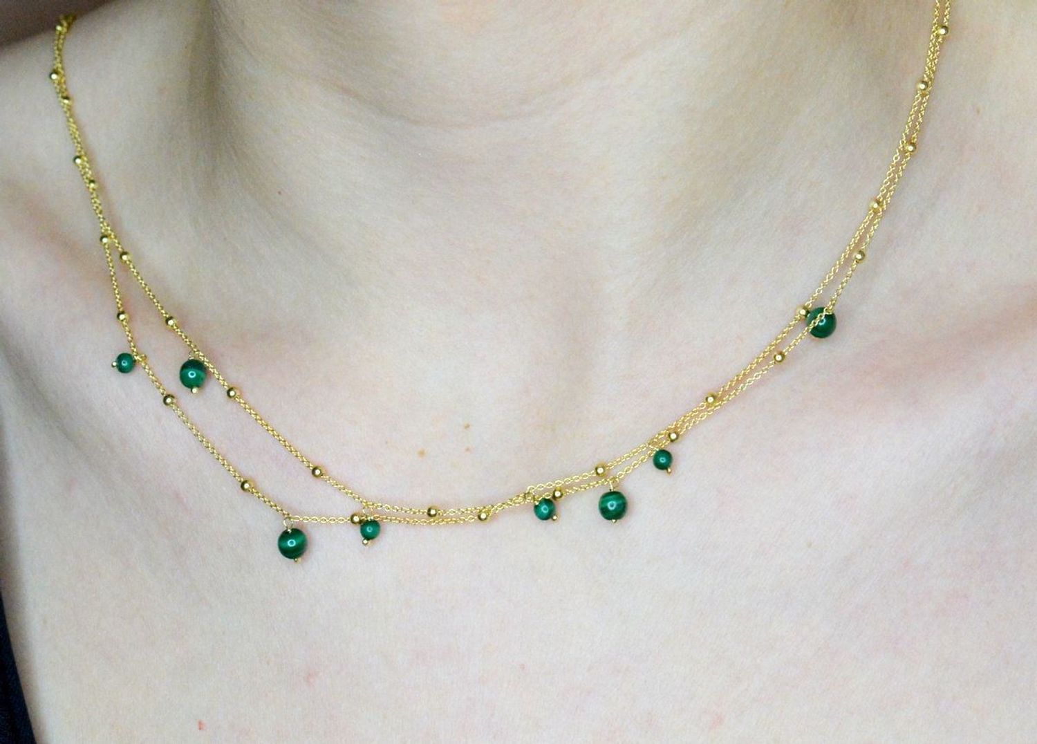 Srebrny naszyjnik z kamieniem naturalnym malachit pokryty złotem 0758741900.  Naszyjnik został wykonany z najwyższej jakości srebra próby 925 pokryty złotem.  Naszyjnik składa się z łańcuszka o klasycznym splocie ankier oraz kamien.jpg