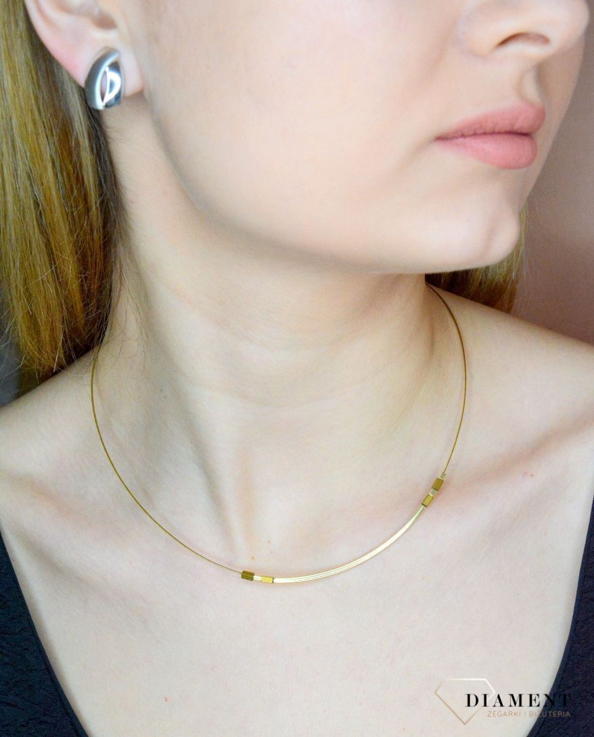 Srebrny naszyjnik damski z hematytem pokryty złotem 0758845200. Naszyjnik składa się z żyłki, prostej blaszki oraz kamienia naturalnego hematyt. Naszyjnik wykonany z najwyższej próby srebra 925 pokryty złotem. Naszyjnik świetny na .jpg