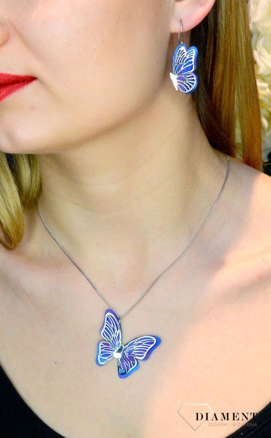 Srebrna zawieszka motylek z tytanem 0767050600. Zawieszka została ukształtowana na modny wzór w rożnych barwach. Zawieszkę można zestawić z kolczykami dostępni w naszej ofercie, aby stworzyć idealnyzestaw..jpg
