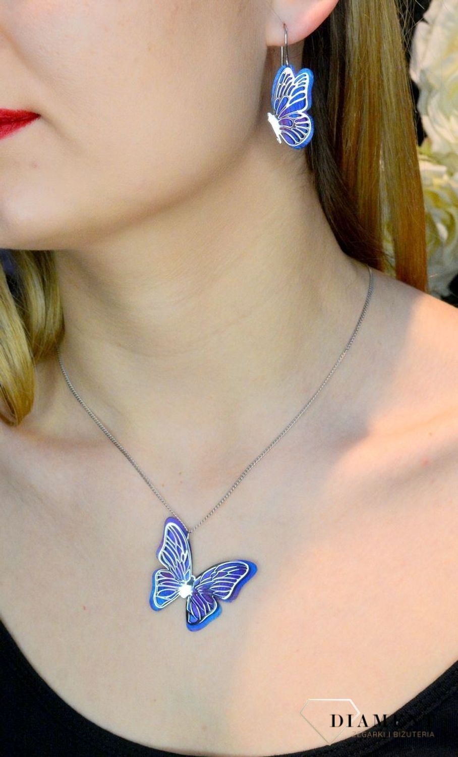 Srebrna zawieszka motylek z tytanem 0767050600. Zawieszka została ukształtowana na modny wzór w rożnych barwach. Zawieszkę można zestawić z kolczykami dostępni w naszej ofercie, aby stworzyć idealnyzestaw..jpg