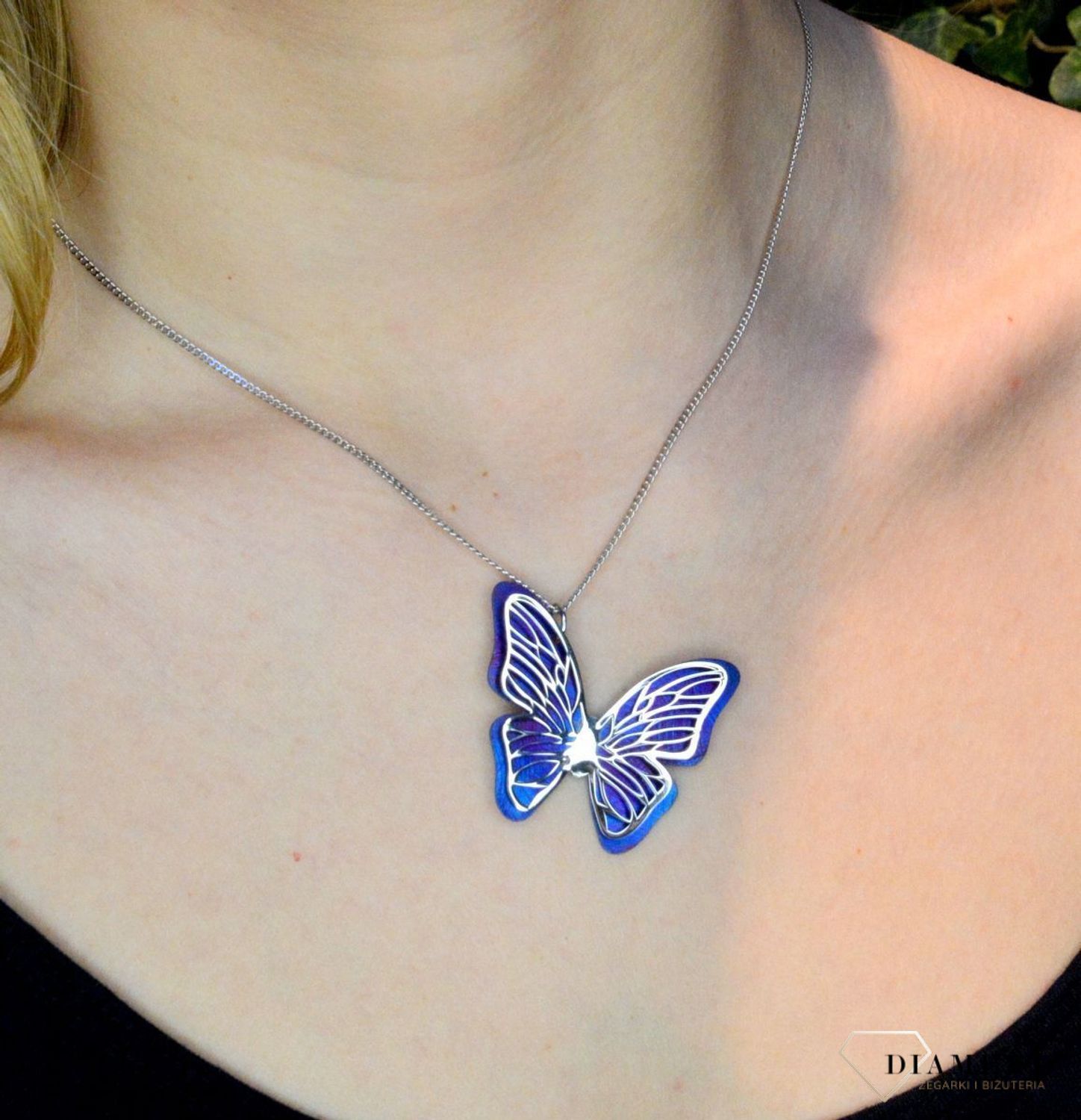 Srebrna zawieszka motylek z tytanem 0767050600. Zawieszka została ukształtowana na modny wzór w rożnych barwach. Zawieszkę można zestawić z kolczykami dostępni w naszej ofercie, aby stworzyć idealnyzestaw..jpg