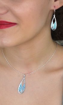 Zawieszka srebrna pr 925 ozdobiona tytanem 0767069460 Srebrna zawieszka została wykonana z najwyższej jakości srebra próby 925. Zawieszka w kształcie łezki ozdobiona niebieskim tytanem. Idealny preze (1).JPG