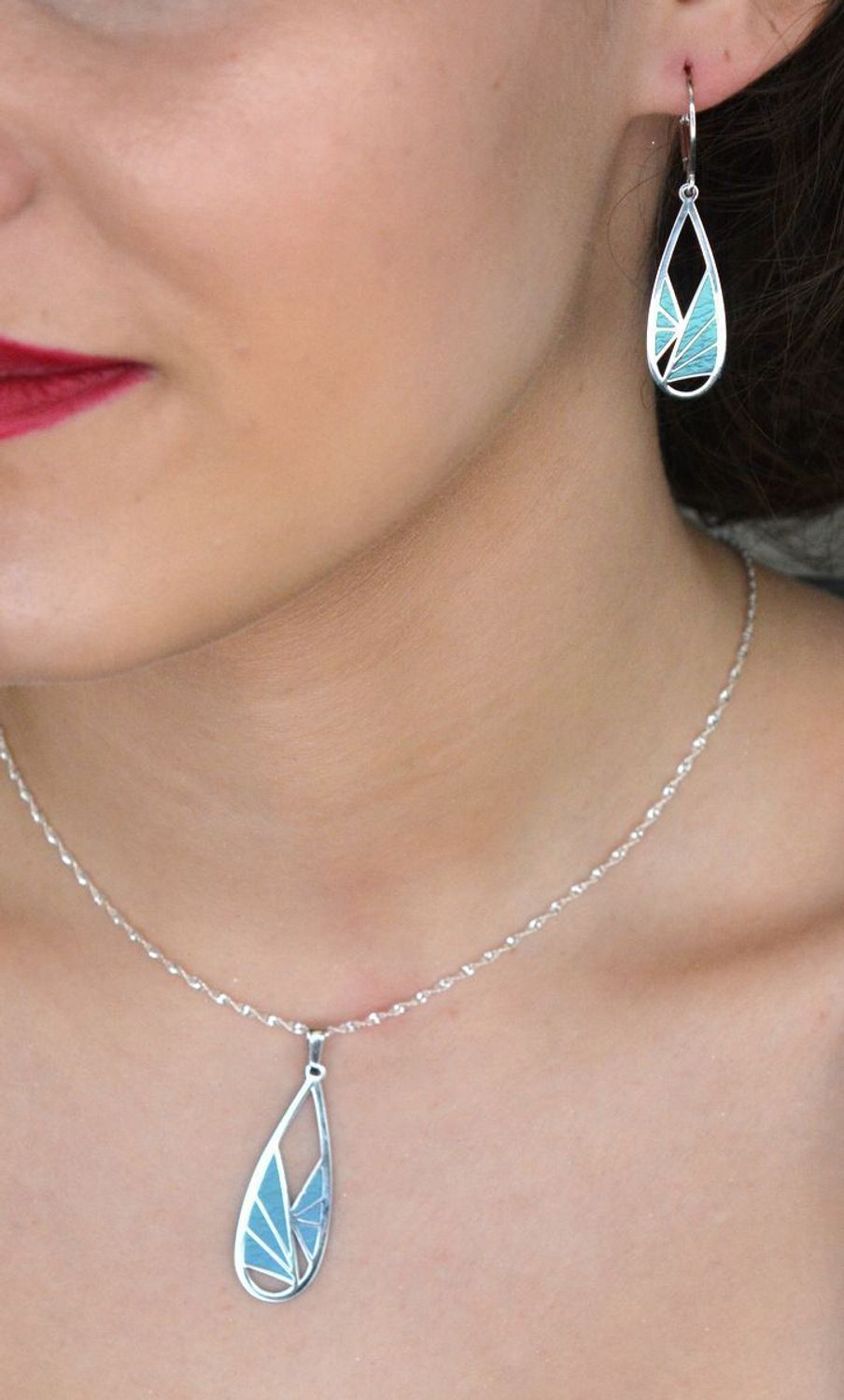 Zawieszka srebrna pr 925 ozdobiona tytanem 0767069460 Srebrna zawieszka została wykonana z najwyższej jakości srebra próby 925. Zawieszka w kształcie łezki ozdobiona niebieskim tytanem.1.jpg