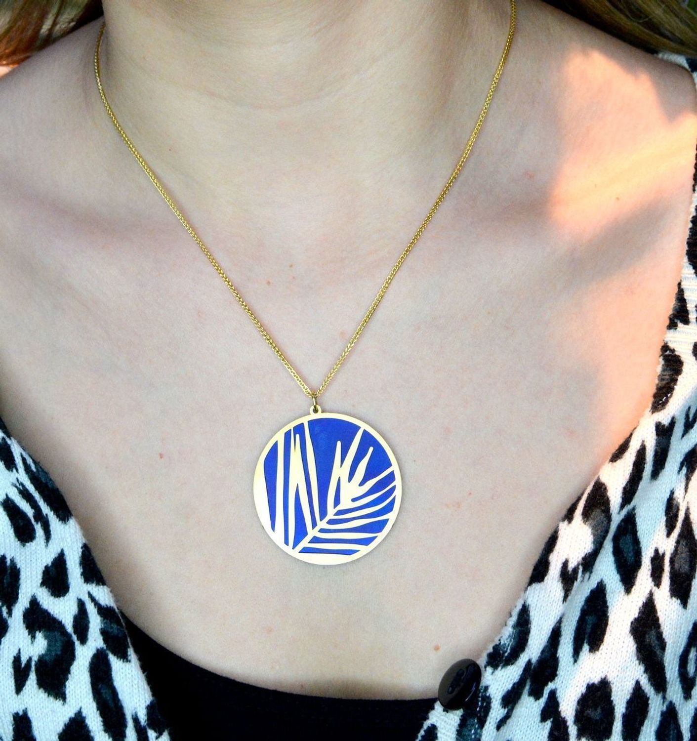 Srebrna zawieszka damska pozłacana z tytanem 0768049204. Zaskakujący niebanalną formą, atrakcyjny wisiorek wykonany z ręcznie wybarwianym Tytanem ze srebrnym, pokrytym 24-karatowym złotem. Zawieszka idealna na prezent.jpg