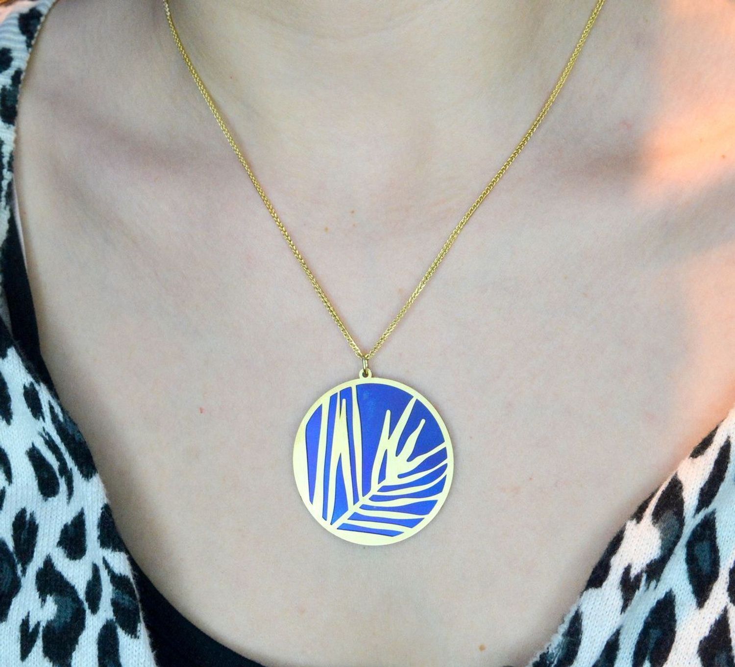 Srebrna zawieszka damska pozłacana z tytanem 0768049204. Zaskakujący niebanalną formą, atrakcyjny wisiorek wykonany z ręcznie wybarwianym Tytanem ze srebrnym, pokrytym 24-karatowym złotem. Zawieszka idealna na prezent.jpg