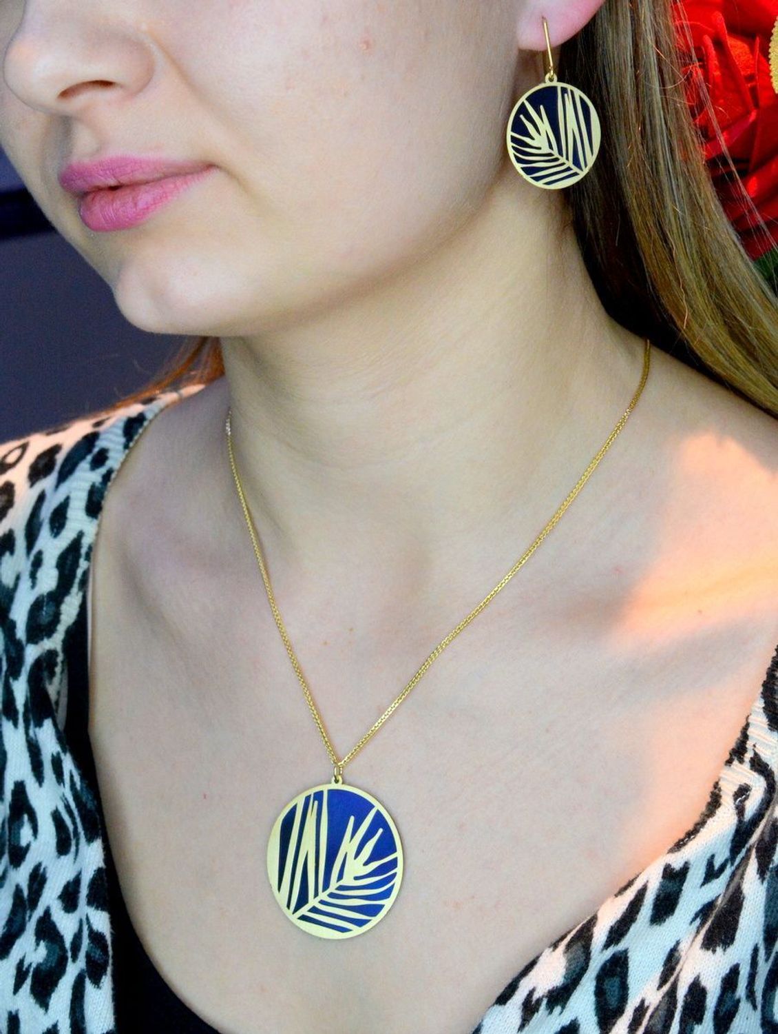 Srebrna zawieszka damska pozłacana z tytanem 0768049204. Zaskakujący niebanalną formą, atrakcyjny wisiorek wykonany z ręcznie wybarwianym Tytanem ze srebrnym, pokrytym 24-karatowym złotem. Zawieszka idealna na prezent.jpg