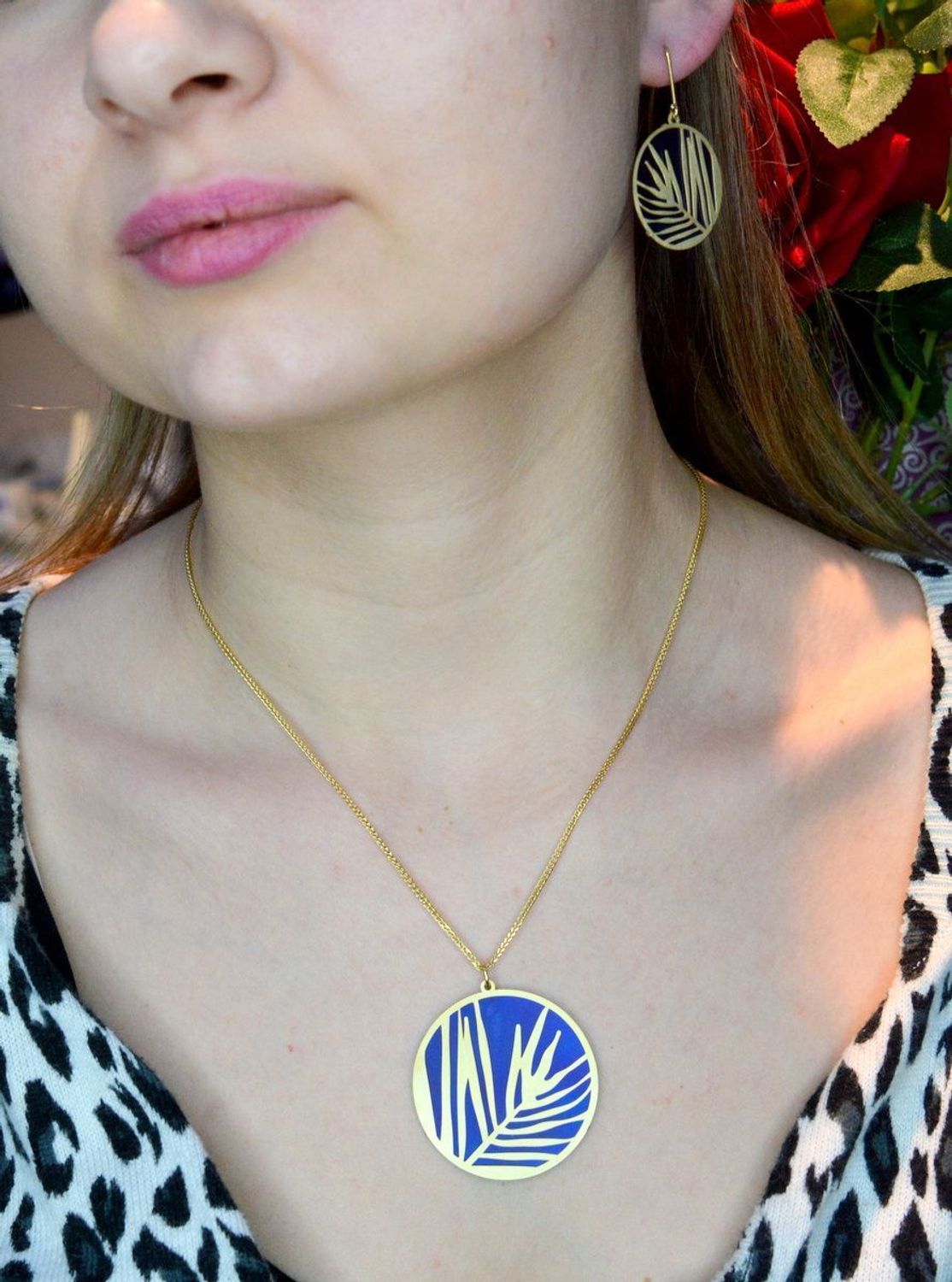 Srebrna zawieszka damska pozłacana z tytanem 0768049204. Zaskakujący niebanalną formą, atrakcyjny wisiorek wykonany z ręcznie wybarwianym Tytanem ze srebrnym, pokrytym 24-karatowym złotem. Zawieszka idealna na prezent.jpg