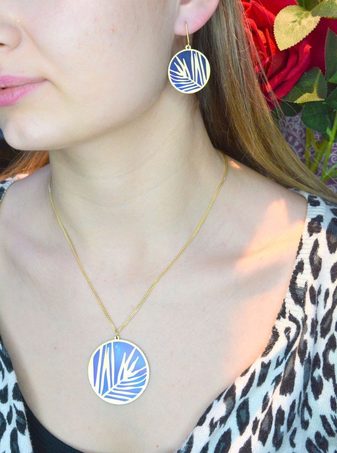 Srebrna zawieszka damska pozłacana z tytanem 0768049204. Zaskakujący niebanalną formą, atrakcyjny wisiorek wykonany z ręcznie wybarwianym Tytanem ze srebrnym, pokrytym 24-karatowym złotem. Zawieszka idealna na prezent.jpg