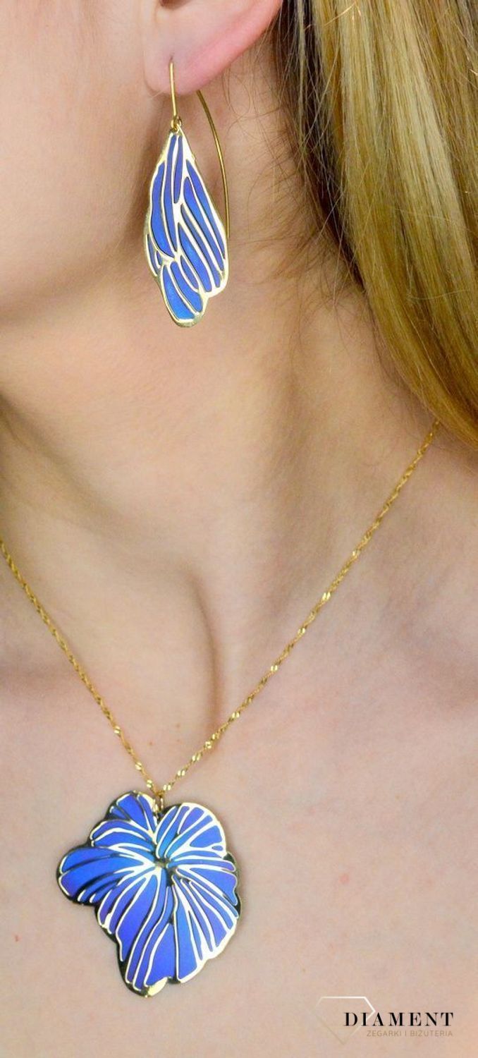 Srebrna zawieszka damska pozłacana z tytanem 0768050400. Zawieszka została ukształtowana na modny wzór w rożnych barwach. Zawieszkę można zestawić z kolczykami dostępni w naszej ofercie, aby stworzyć idealny zestaw..jpg