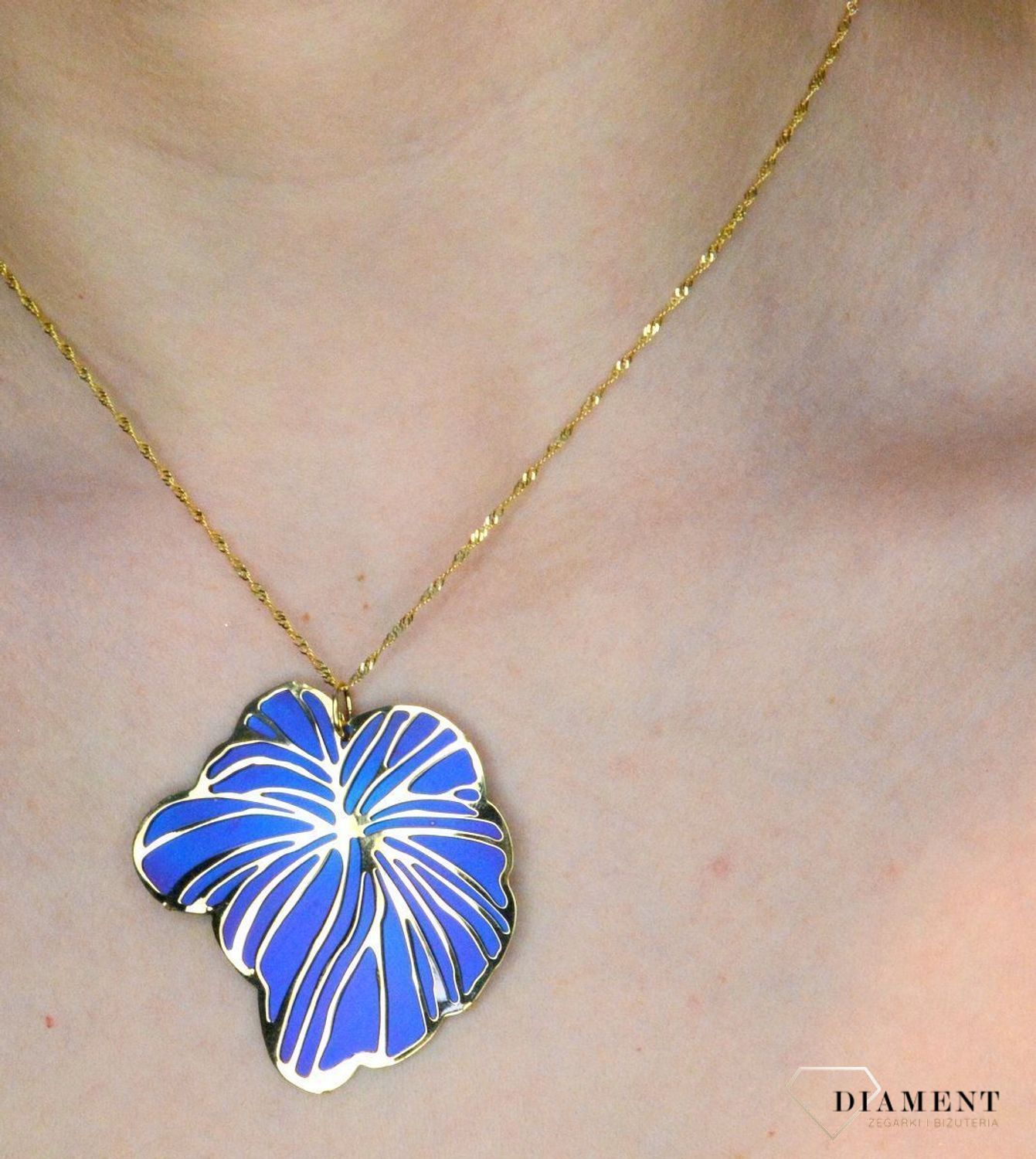 Srebrna zawieszka damska pozłacana z tytanem 0768050400. Zawieszka została ukształtowana na modny wzór w rożnych barwach. Zawieszkę można zestawić z kolczykami dostępni w naszej ofercie, aby stworzyć idealny zestaw..jpg