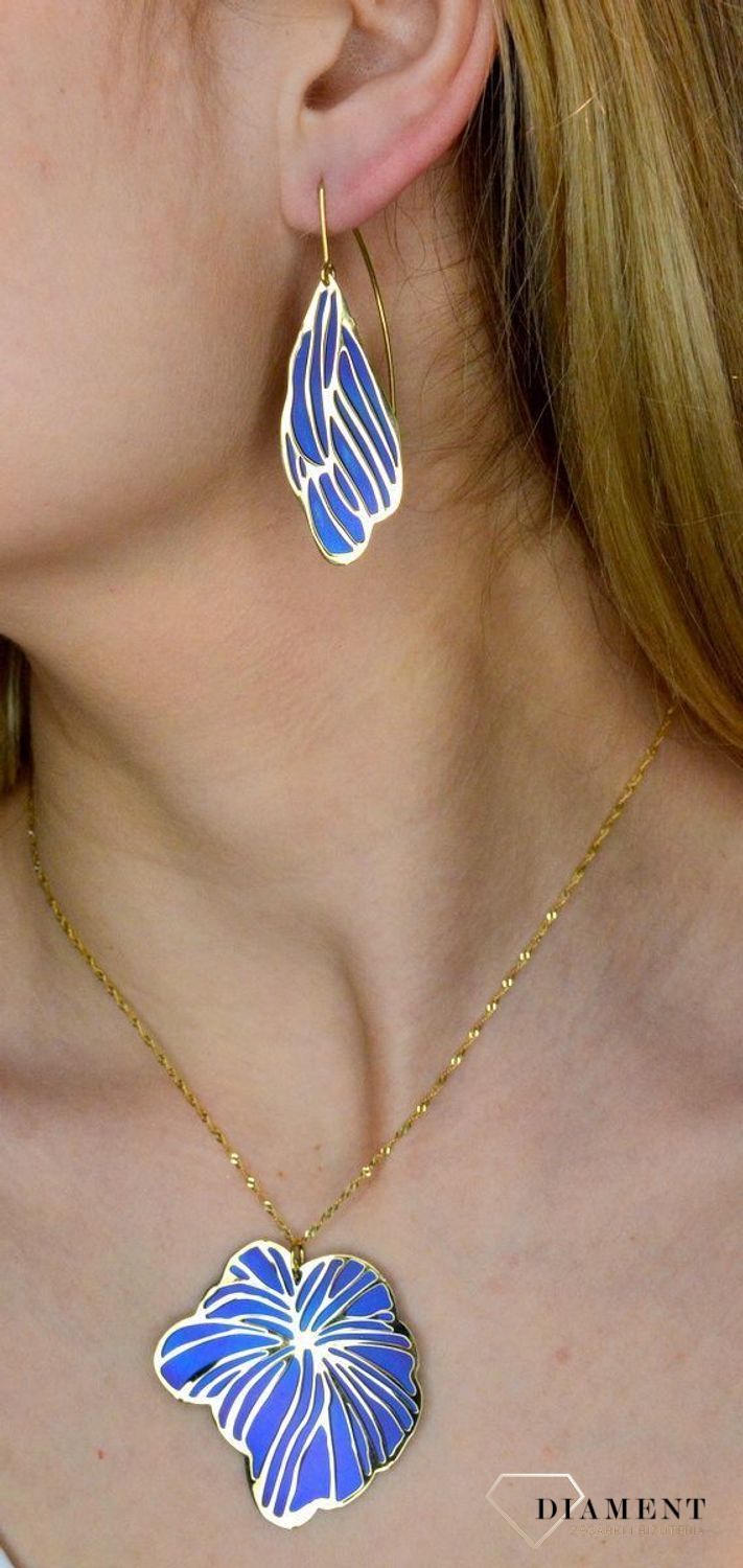 Srebrna zawieszka damska pozłacana z tytanem 0768050400. Zawieszka została ukształtowana na modny wzór w rożnych barwach. Zawieszkę można zestawić z kolczykami dostępni w naszej ofercie, aby stworzyć idealny zestaw..jpg