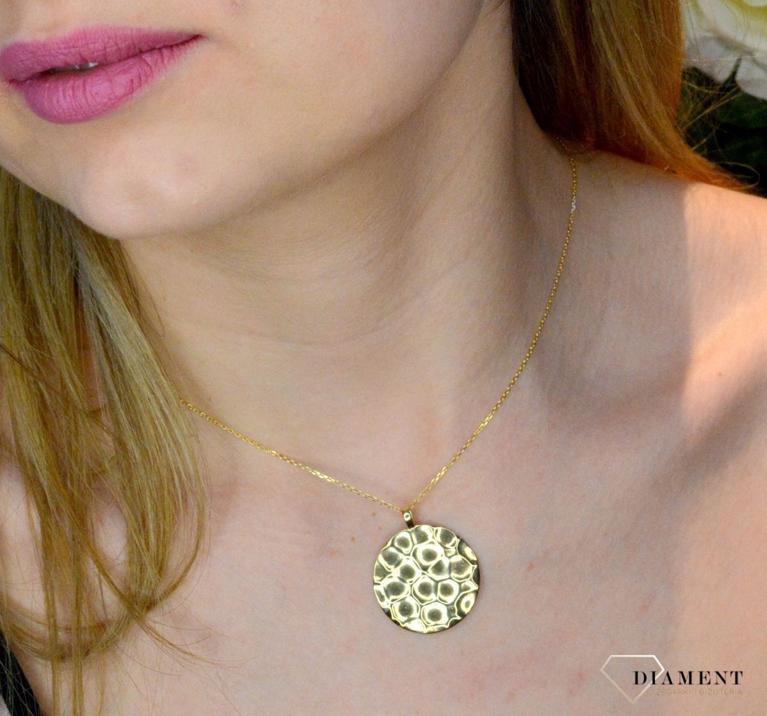 Srebrna zawieszka pozłacana okrągła pognieciona blaszka 0768054400. Srebro jest cenionym materiałem wśród jubilerów. Zawieszka została ukształtowana na modny wzór z efektem pognieconej blaszki. Wielkość  zawieszki 2,5.jpg