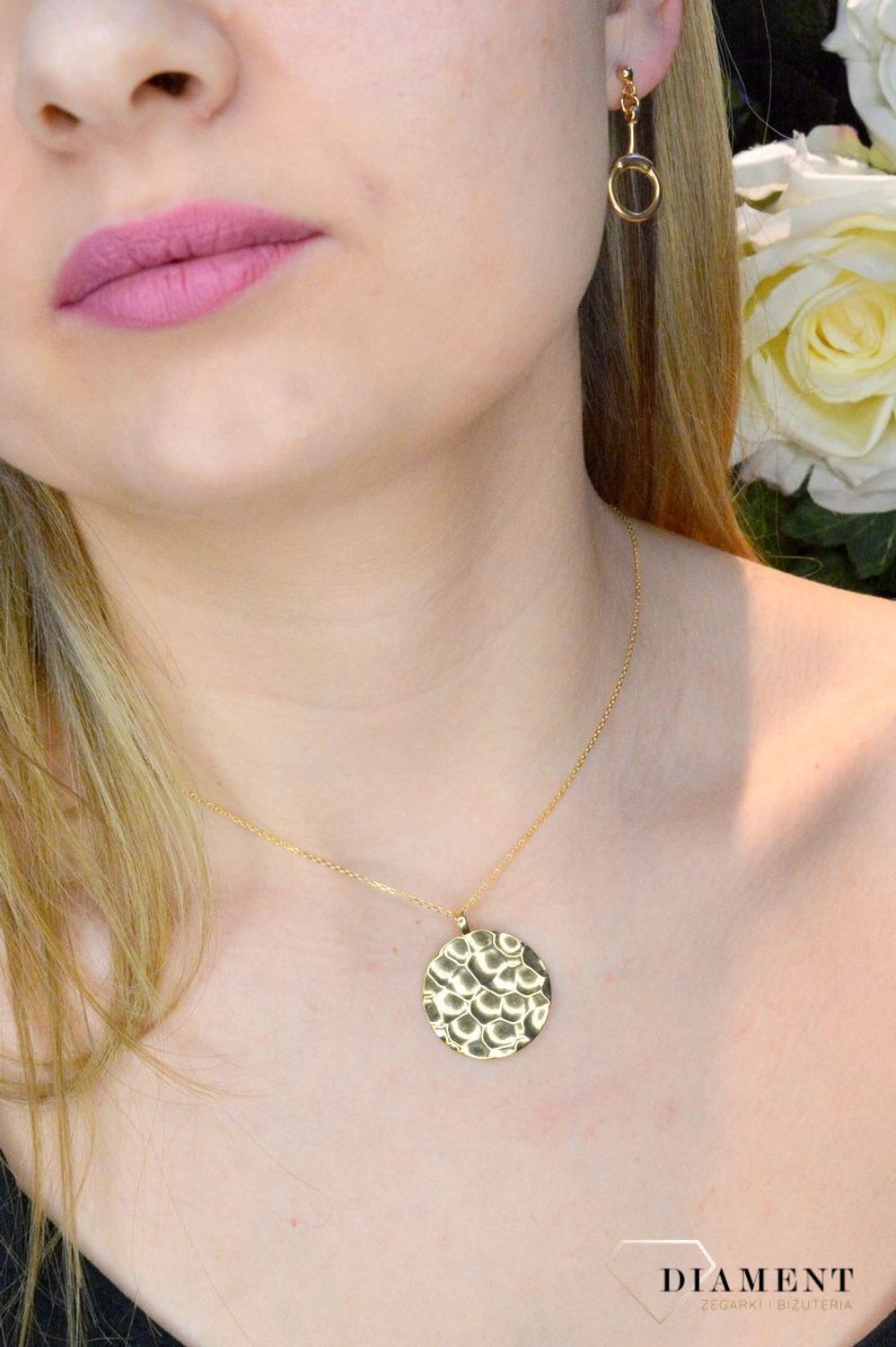 Srebrna zawieszka pozłacana okrągła pognieciona blaszka 0768054400. Srebro jest cenionym materiałem wśród jubilerów. Zawieszka została ukształtowana na modny wzór z efektem pognieconej blaszki. Wielkość  zawieszki 2,5.jpg