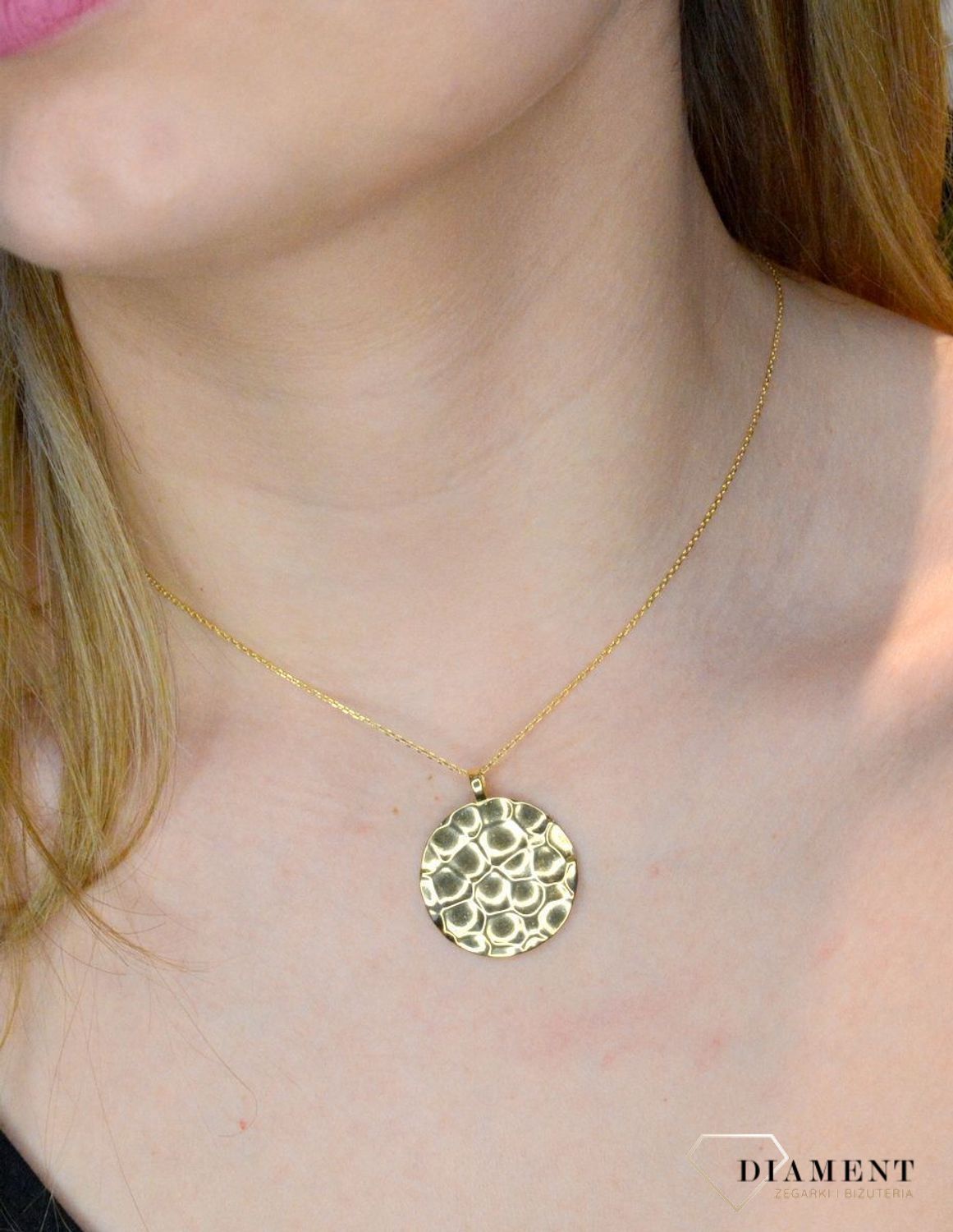 Srebrna zawieszka pozłacana okrągła pognieciona blaszka 0768054400. Srebro jest cenionym materiałem wśród jubilerów. Zawieszka została ukształtowana na modny wzór z efektem pognieconej blaszki. Wielkość  zawieszki 2,5.jpg