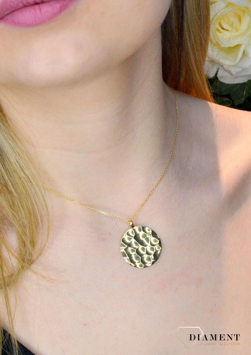 Srebrna zawieszka pozłacana okrągła pognieciona blaszka 0768054400. Srebro jest cenionym materiałem wśród jubilerów. Zawieszka została ukształtowana na modny wzór z efektem pognieconej blaszki. Wielkość  zawieszki 2,5.jpg