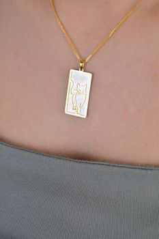 Zawieszka srebrna próba 925, kot na blaszce pozłacany  0768071207 Ta wyjątkowa zawieszka z wysokiej jakości srebra próby 925 łączy w sobie elegancję i urok zwierzęcego świata (4).JPG