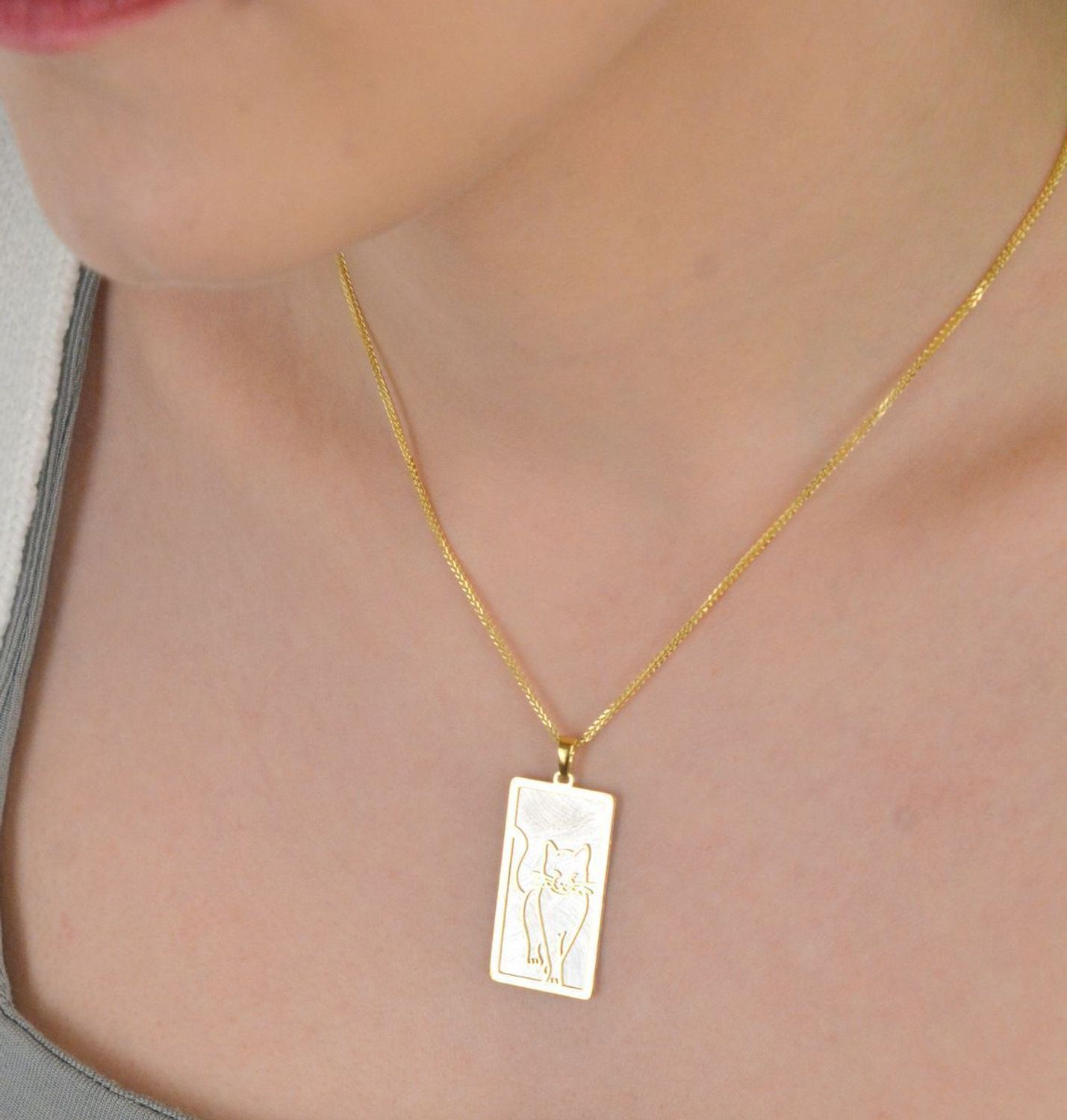 Zawieszka srebrna próba 925, kot na blaszce pozłacany  0768071207 Ta wyjątkowa zawieszka z wysokiej jakości srebra próby 925 łączy w sobie elegancję i urok zwierzęcego świata. 1.jpg