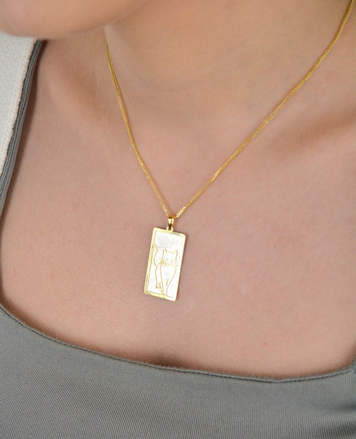 Zawieszka srebrna próba 925, kot na blaszce pozłacany  0768071207 Ta wyjątkowa zawieszka z wysokiej jakości srebra próby 925 łączy w sobie elegancję i urok zwierzęcego świata. 1.jpg