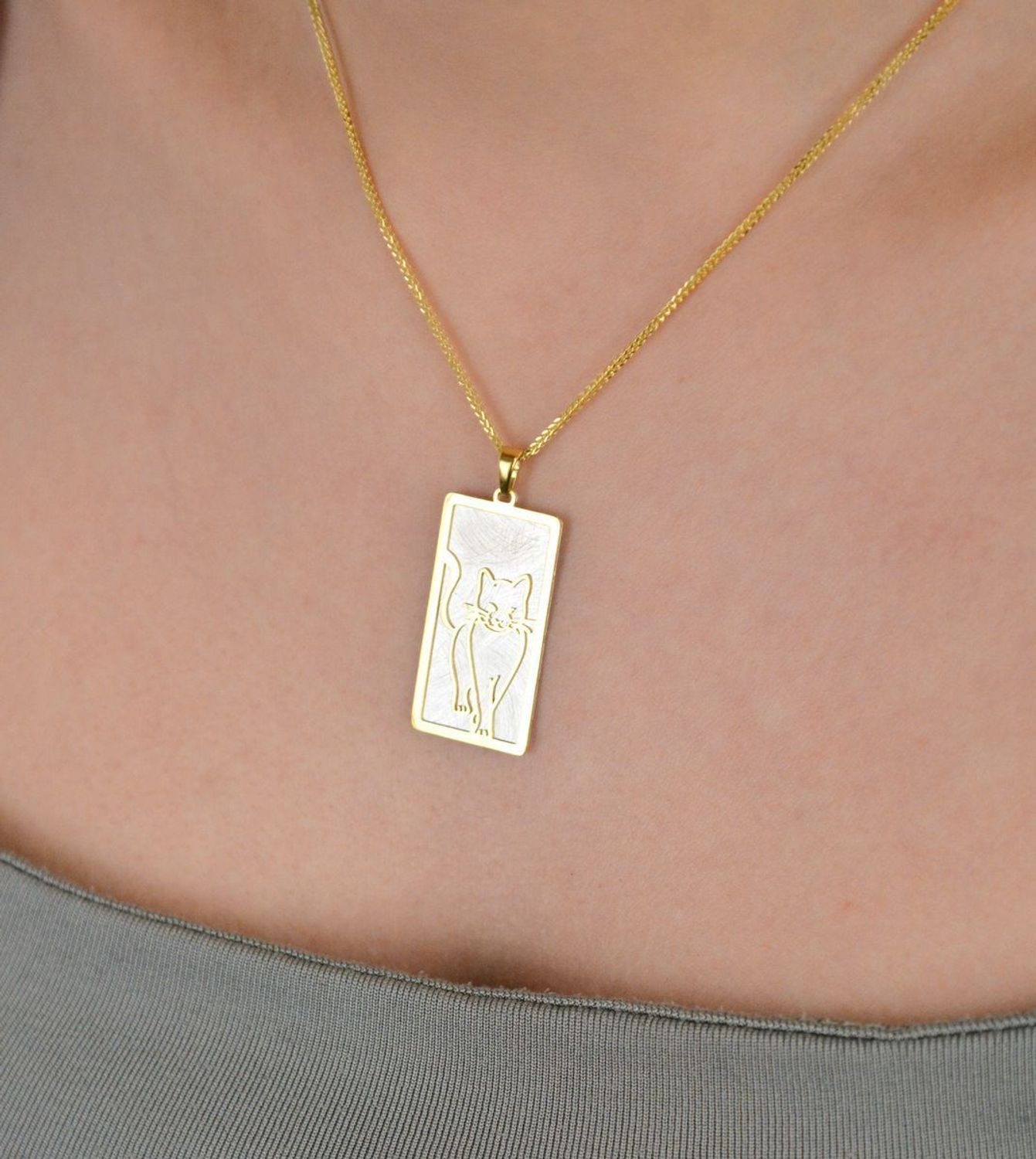 Zawieszka srebrna próba 925, kot na blaszce pozłacany  0768071207 Ta wyjątkowa zawieszka z wysokiej jakości srebra próby 925 łączy w sobie elegancję i urok zwierzęcego świata. 1.jpg