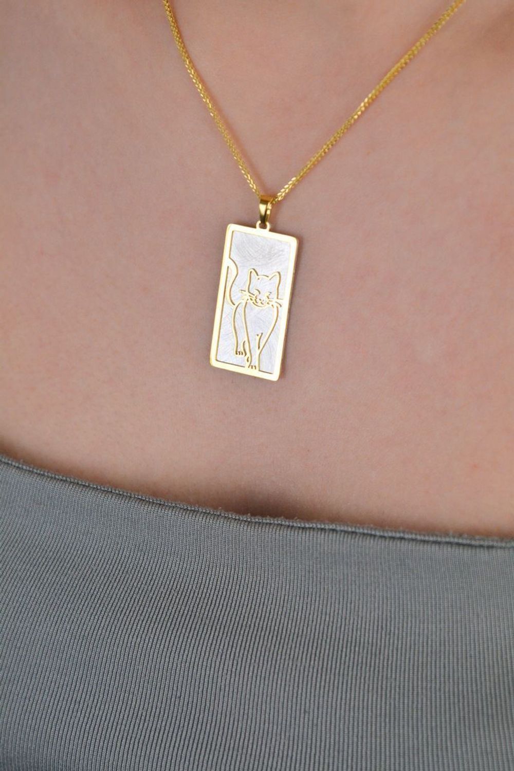 Zawieszka srebrna próba 925, kot na blaszce pozłacany  0768071207 Ta wyjątkowa zawieszka z wysokiej jakości srebra próby 925 łączy w sobie elegancję i urok zwierzęcego świata. 1.jpg