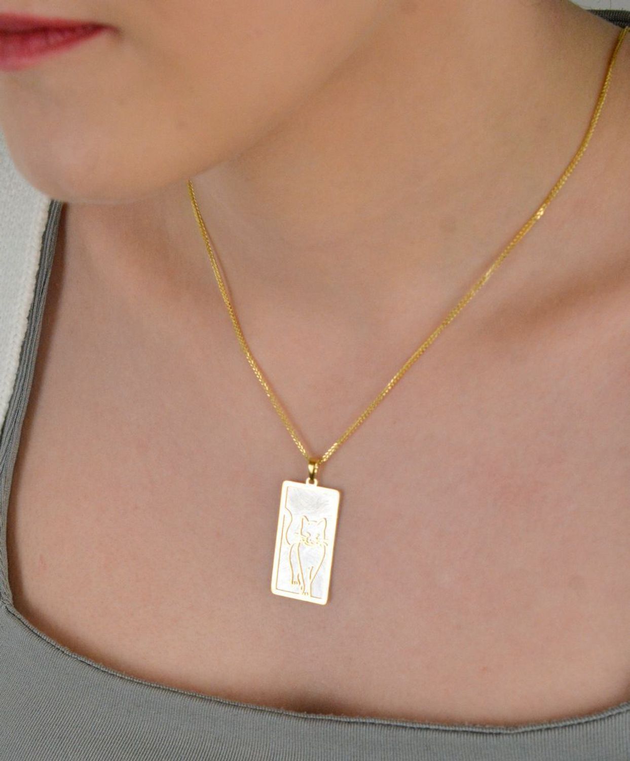 Zawieszka srebrna próba 925, kot na blaszce pozłacany  0768071207 Ta wyjątkowa zawieszka z wysokiej jakości srebra próby 925 łączy w sobie elegancję i urok zwierzęcego świata. 1.jpg