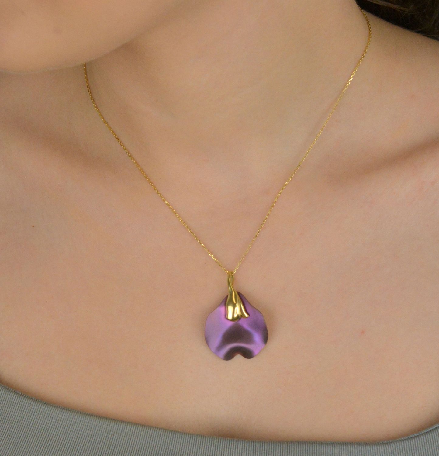 Zawieszka damska tytan fioletowy z pozłacaniem próba 925, 0768076480 Zachwyć się wyjątkową zawieszką damską wykonaną z tytanu w pięknym, intensywnym fioletowym odcieniu, 1.jpg