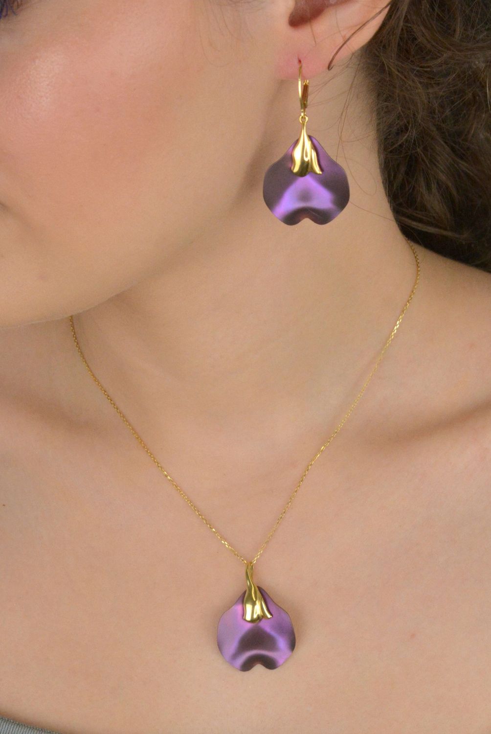 Zawieszka damska tytan fioletowy z pozłacaniem próba 925, 0768076480 Zachwyć się wyjątkową zawieszką damską wykonaną z tytanu w pięknym, intensywnym fioletowym odcieniu, 1.jpg