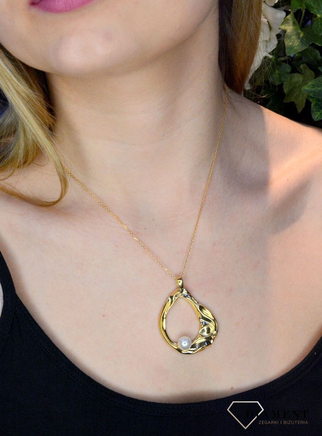 Srebrna zawieszka pozłacana z perłą Swarovskiego 0768153500. Zawieszka została ukształtowana na modny wzór markizy, ozdobiony dodatkowo perłą Swarovskiego. Wielkość  zawieszki 4,5 x 5,5 cm.jpg