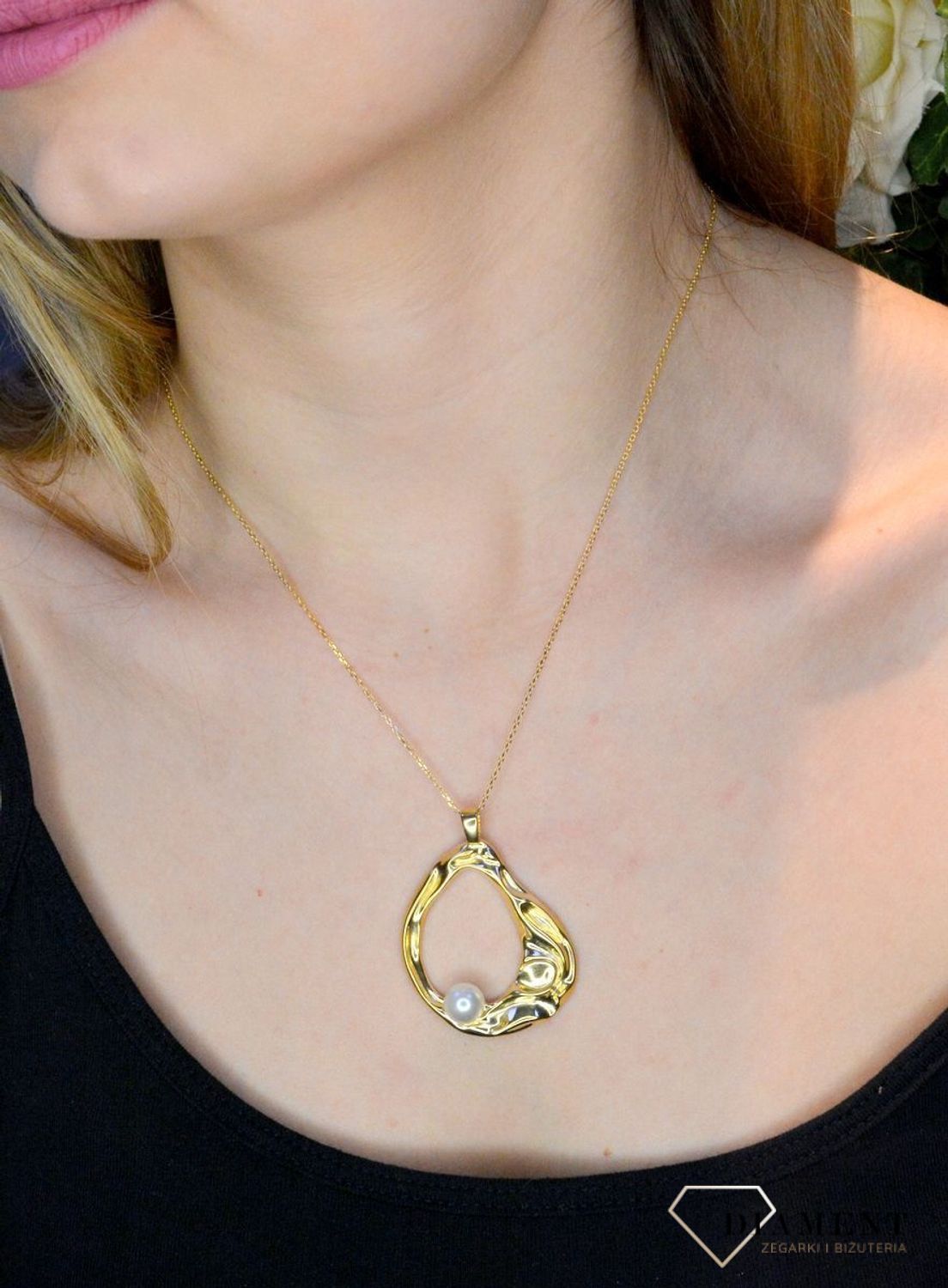 Srebrna zawieszka pozłacana z perłą Swarovskiego 0768153500. Zawieszka została ukształtowana na modny wzór markizy, ozdobiony dodatkowo perłą Swarovskiego. Wielkość  zawieszki 4,5 x 5,5 cm.jpg