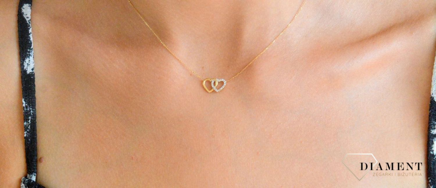 Złoty naszyjnik damski 585 serca z diamentami HSI 0,05ct20 N03998YC 0800017408. Złoty naszyjnik damski z diamentami. Naszyjnik damski złoty z diamentami. Naszyjnik celebrytka złota serca z diamentami. Naszyjnik z diamentami dla kobie.jpg