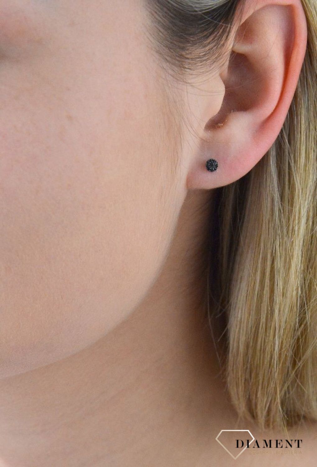 Kolczyki złote DIAMENT 585 diamenty 0800017545. Kolczyki wykonane zostały z żółtego złota, ozdobione pięknie umocowanymi czarnymi brylantami. Zapinane na zapięcie typu sztyfty.png