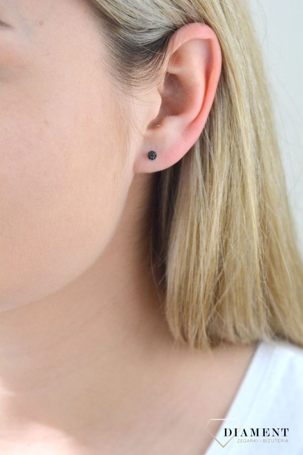 Kolczyki złote DIAMENT 585 diamenty 0800017545. Kolczyki wykonane zostały z żółtego złota, ozdobione pięknie umocowanymi czarnymi brylantami. Zapinane na zapięcie typu sztyfty.png