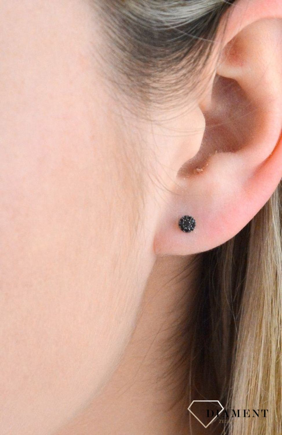 Kolczyki złote DIAMENT 585 diamenty 0800017545. Kolczyki wykonane zostały z żółtego złota, ozdobione pięknie umocowanymi czarnymi brylantami. Zapinane na zapięcie typu sztyfty.png