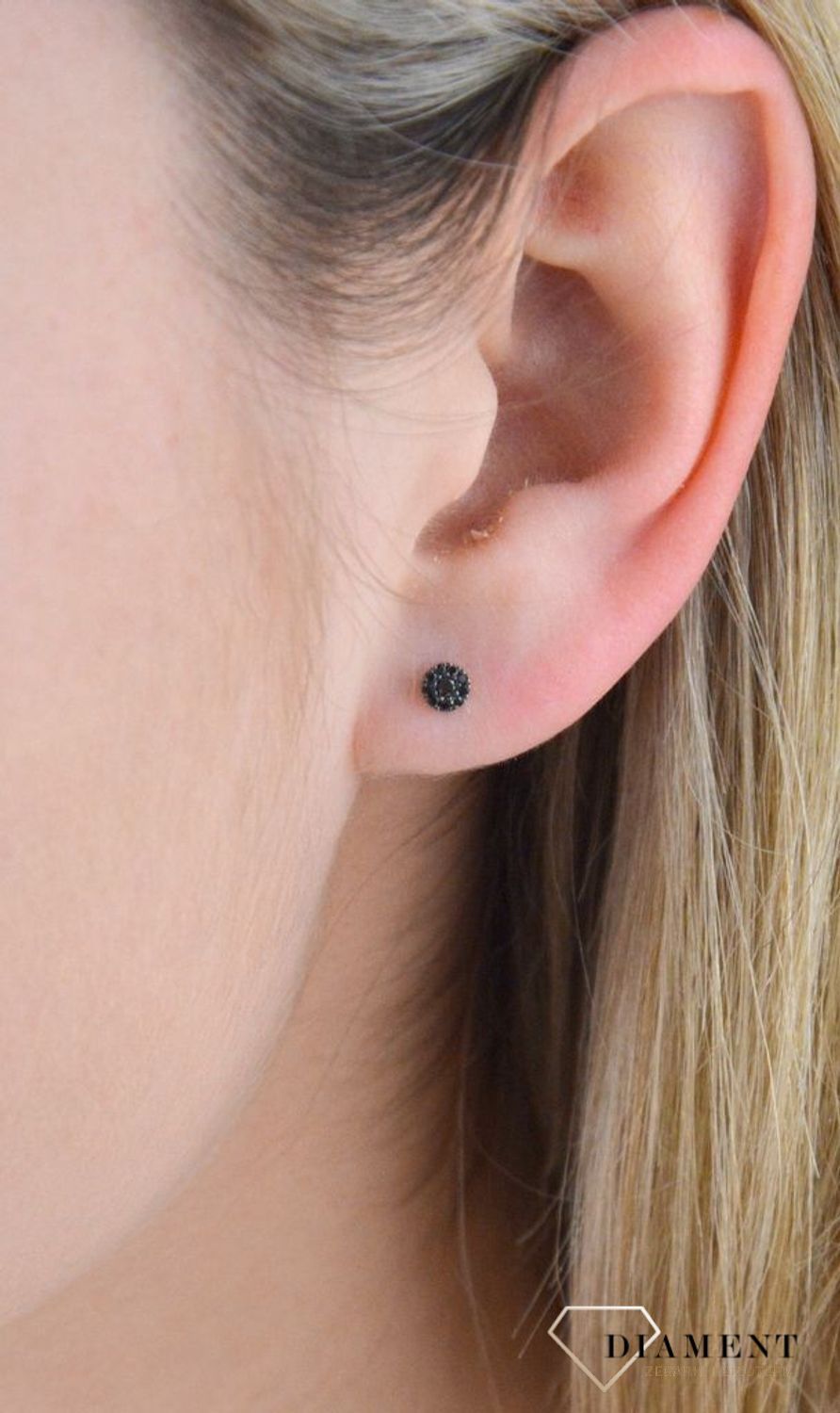 Kolczyki złote DIAMENT 585 diamenty 0800017545. Kolczyki wykonane zostały z żółtego złota, ozdobione pięknie umocowanymi czarnymi brylantami. Zapinane na zapięcie typu sztyfty.png