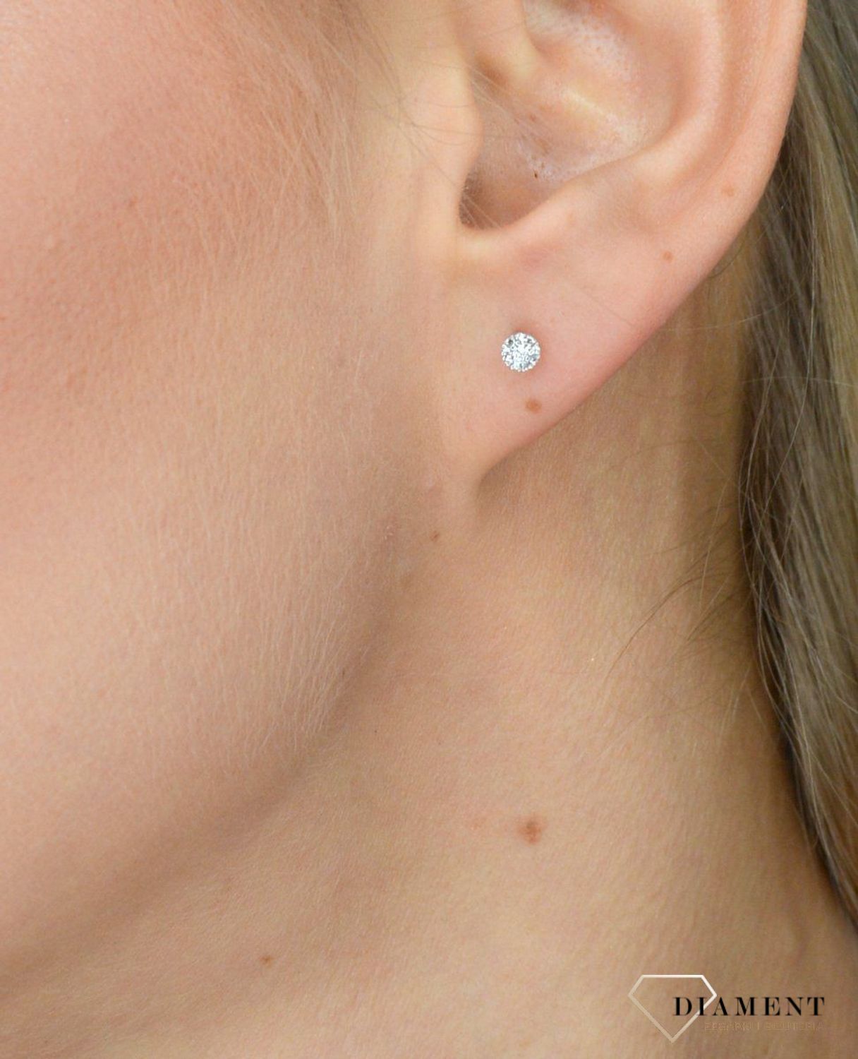 Kolczyki złote z brylantami 585 0800017550. Kolczyki wykonane zostały z żółtego złota, ozdobione pięknie umocowanymi brylantami. Zapinane na zapięcie typu sztyfty..webp