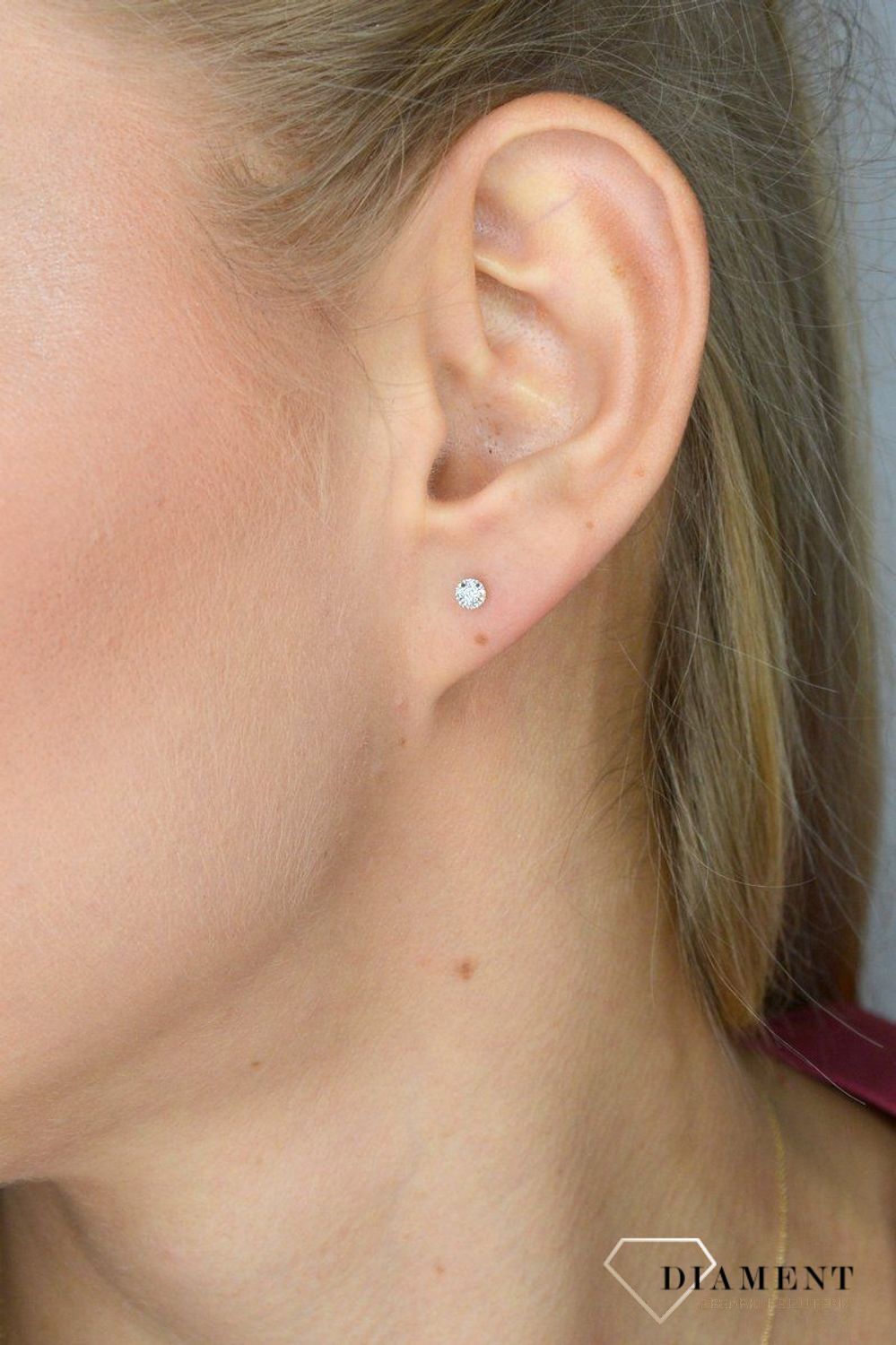 Kolczyki złote z brylantami 585 0800017550. Kolczyki wykonane zostały z żółtego złota, ozdobione pięknie umocowanymi brylantami. Zapinane na zapięcie typu sztyfty..webp