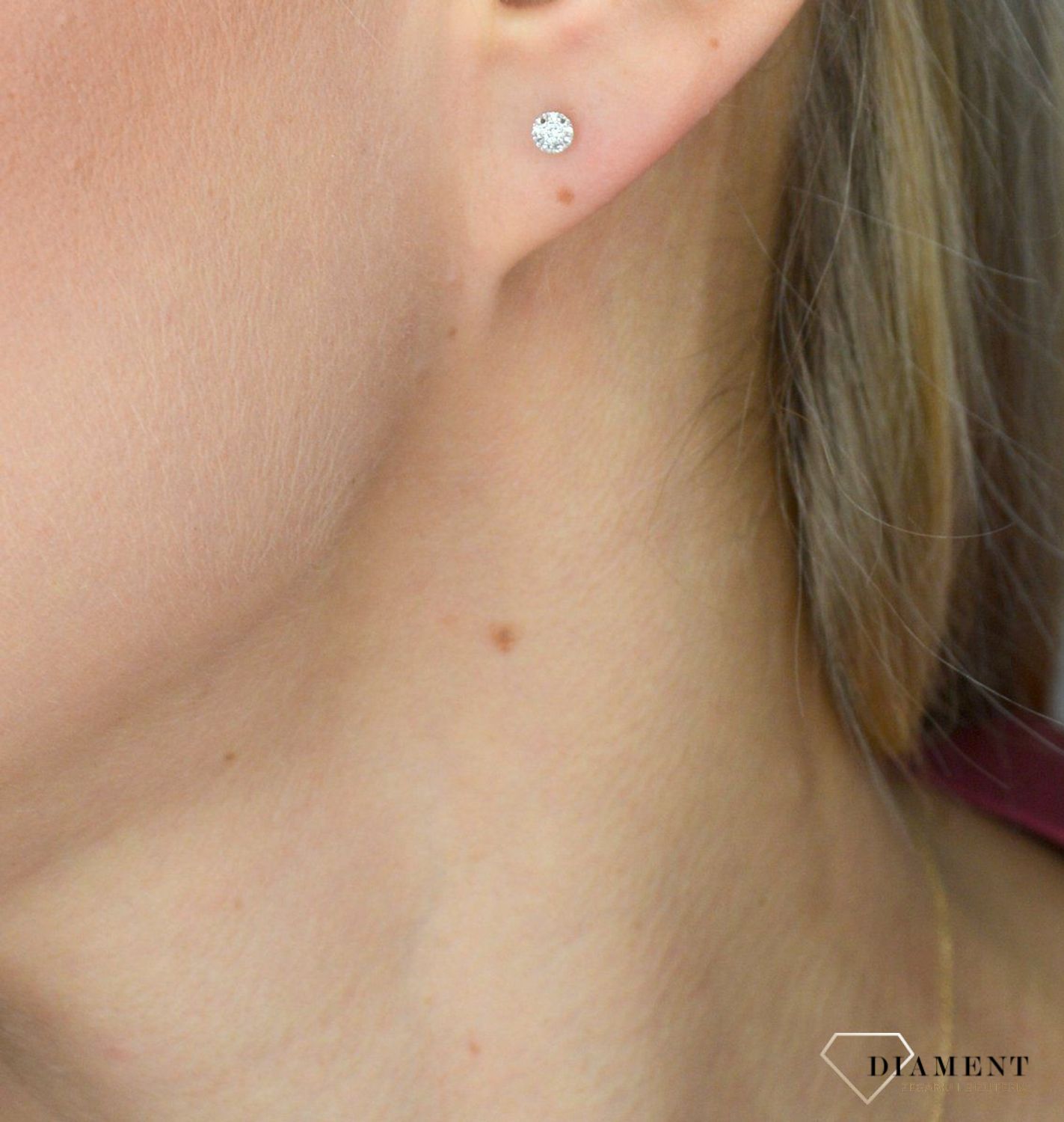 Kolczyki złote z brylantami 585 0800017550. Kolczyki wykonane zostały z żółtego złota, ozdobione pięknie umocowanymi brylantami. Zapinane na zapięcie typu sztyfty..webp