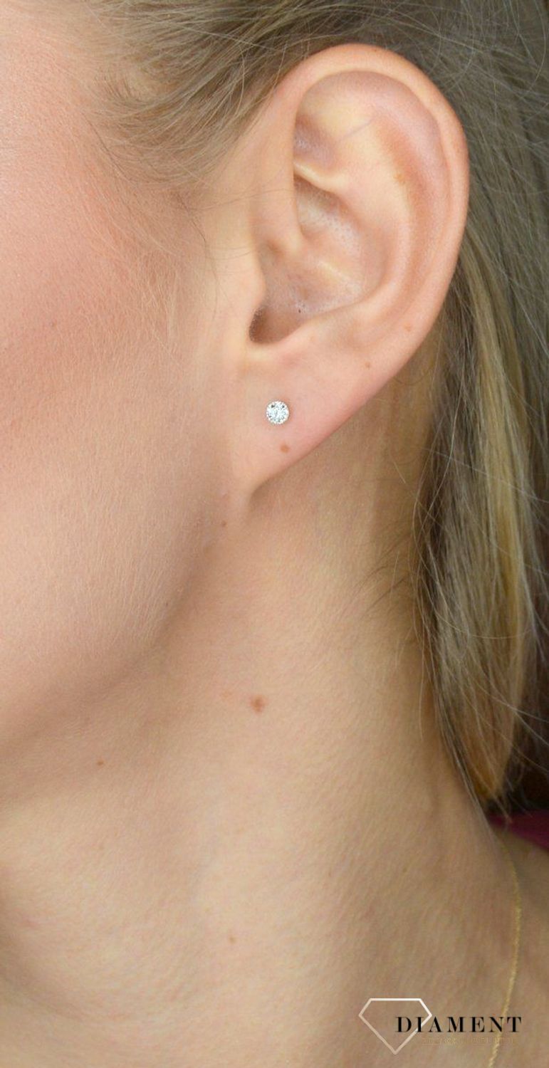 Kolczyki złote z brylantami 585 0800017550. Kolczyki wykonane zostały z żółtego złota, ozdobione pięknie umocowanymi brylantami. Zapinane na zapięcie typu sztyfty..webp