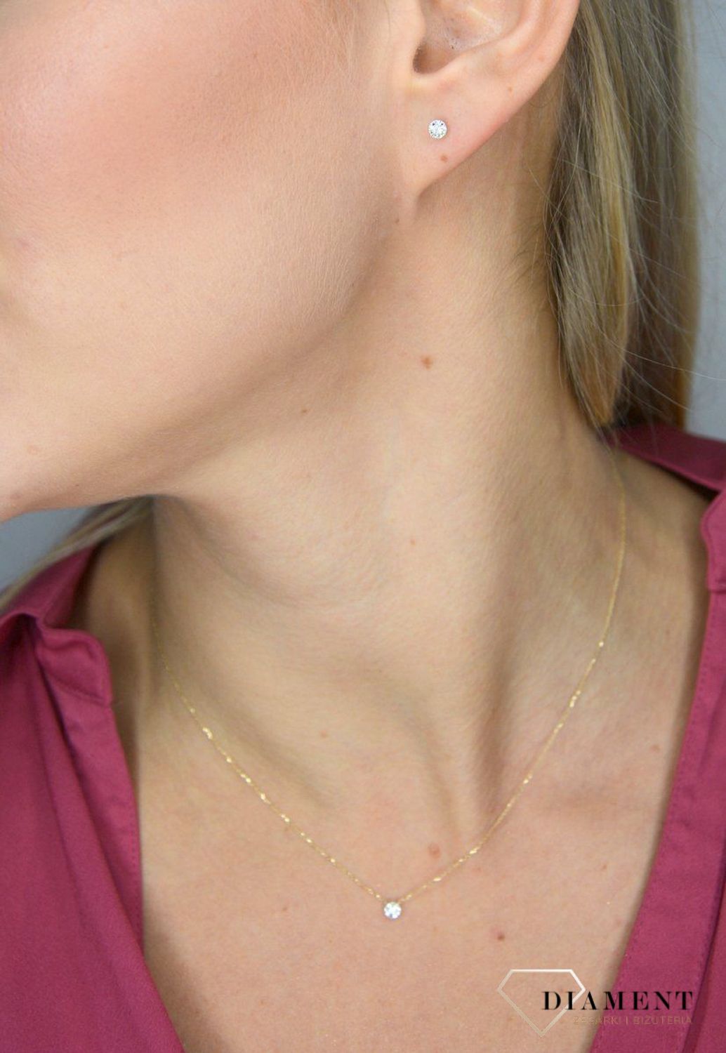 Kolczyki złote z brylantami 585 0800017550. Kolczyki wykonane zostały z żółtego złota, ozdobione pięknie umocowanymi brylantami. Zapinane na zapięcie typu sztyfty..webp