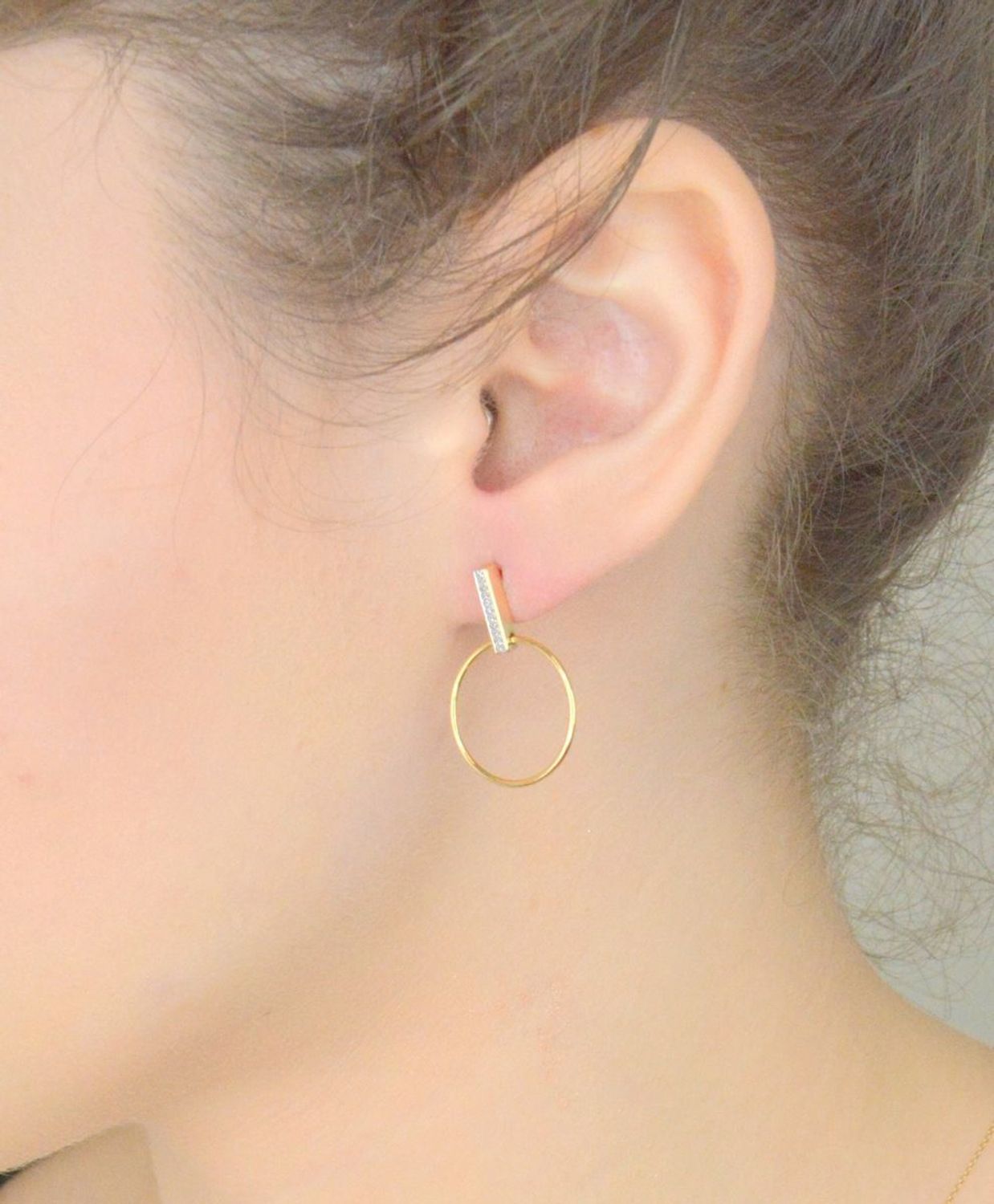 Złote kolczyki 585 z diamentami wiszące koła E74869YS Kolczyki z diamentami firmy Arenart wielkości 0,05 ct, czystości SI oraz barwie H. Kolczyki w kształcie kół wykonane zostały z żółtego 1.jpg