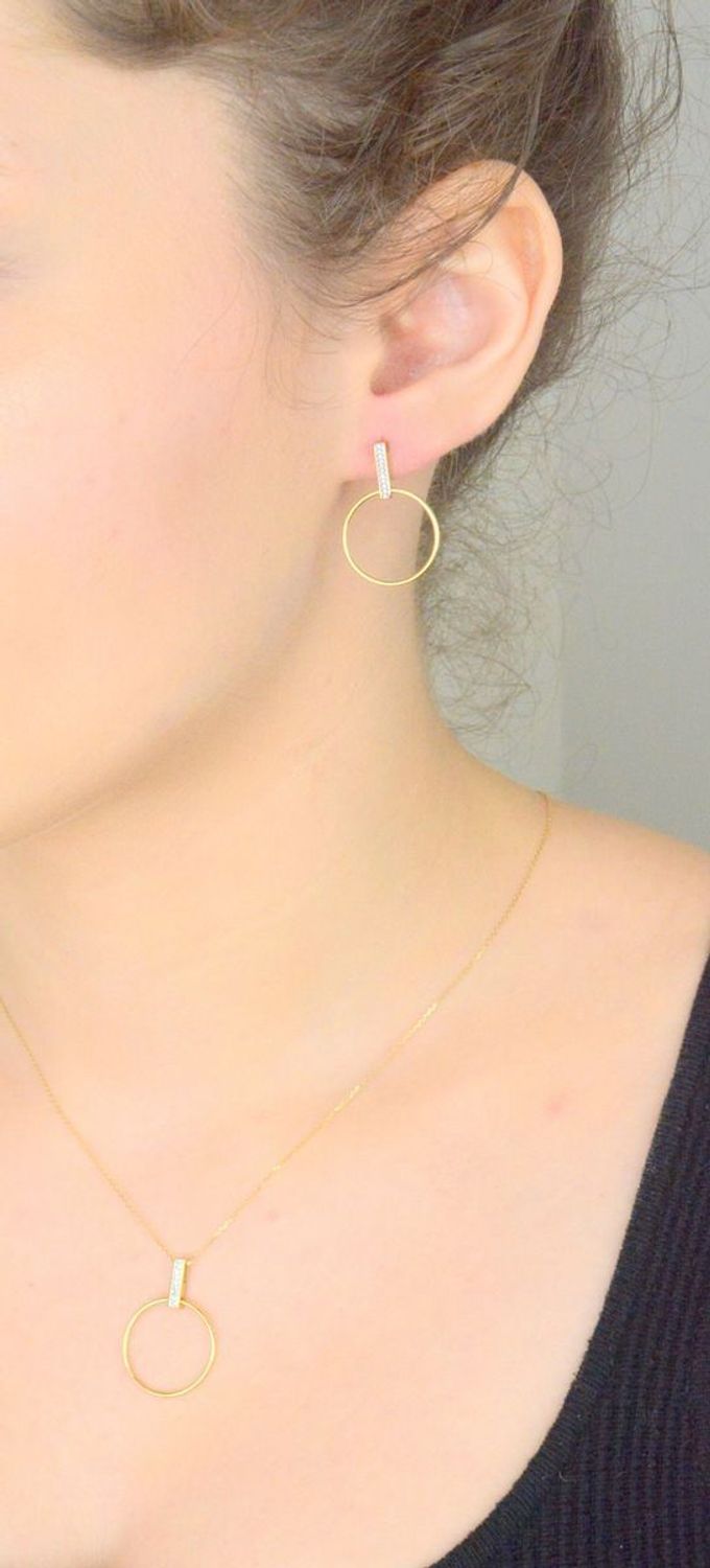 Złote kolczyki 585 z diamentami wiszące koła E74869YS Kolczyki z diamentami firmy Arenart wielkości 0,05 ct, czystości SI oraz barwie H. Kolczyki w kształcie kół wykonane zostały z żółtego 1.jpg